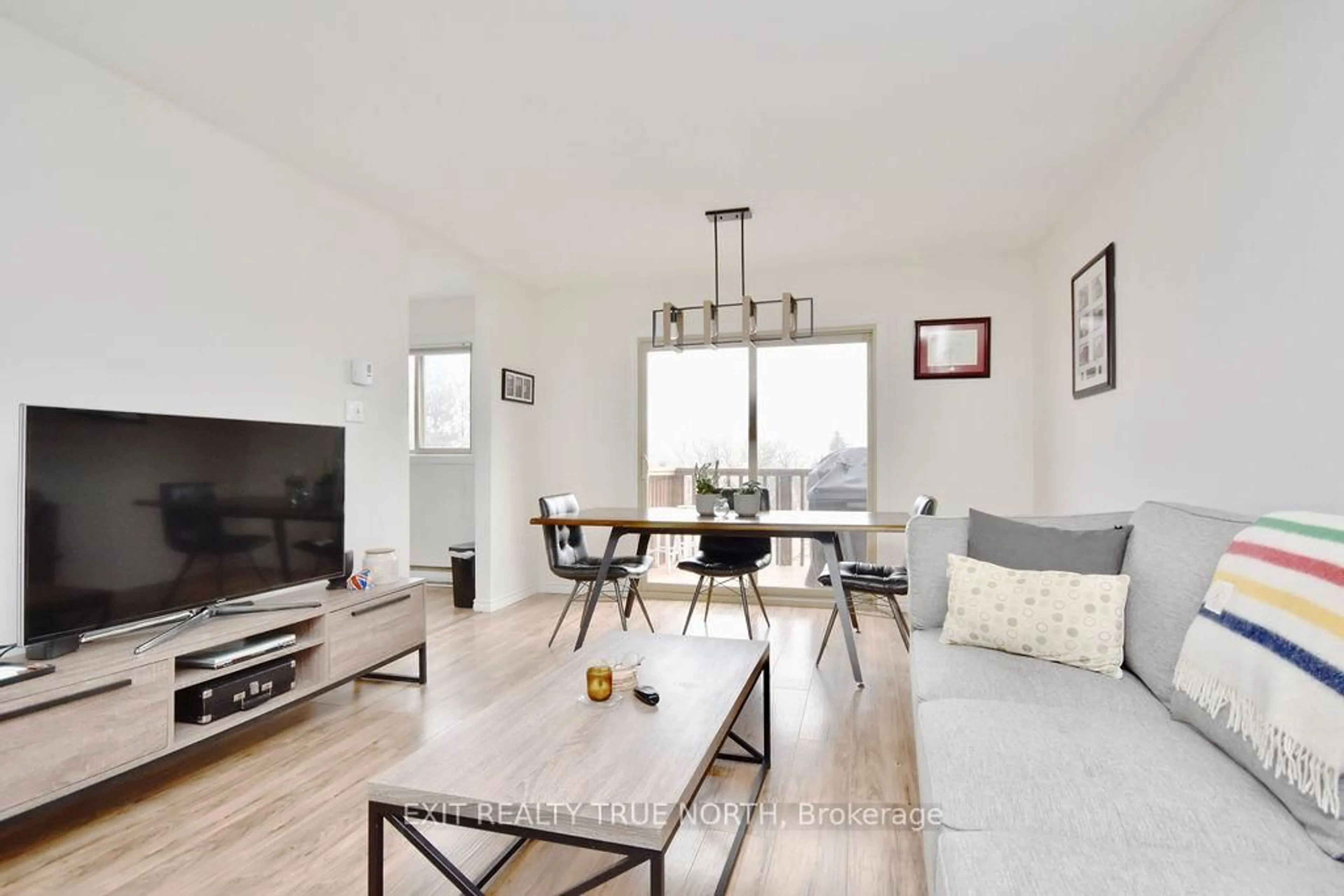 Living room with furniture, wood/laminate floor for 3 Sawmill Rd #7, Barrie Ontario L4N 6X3