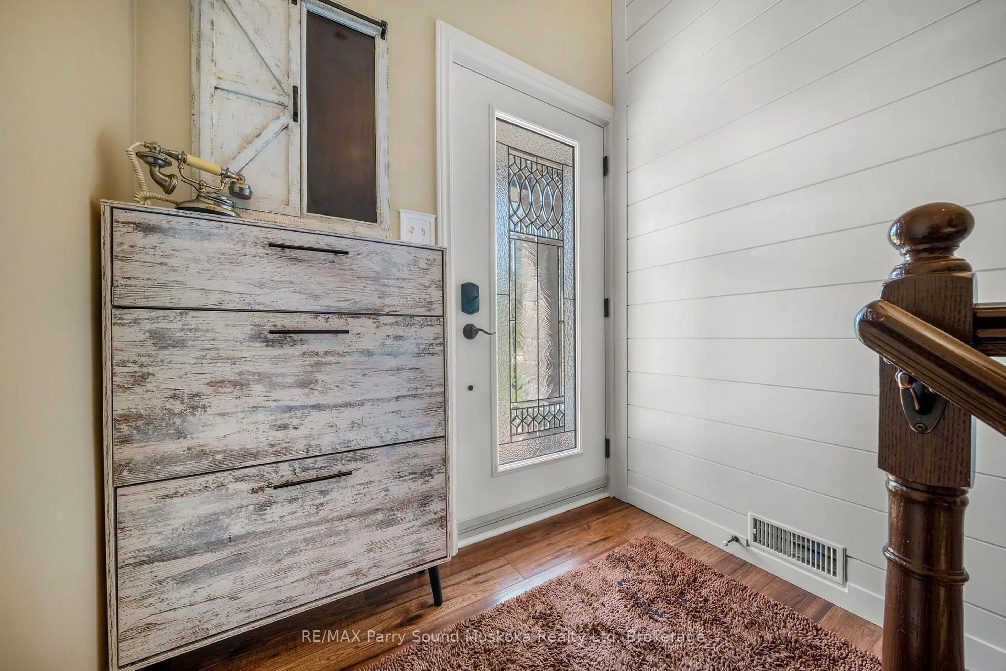 Indoor entryway for 49 Stocco Circ, Tiny Ontario L0L 2T0