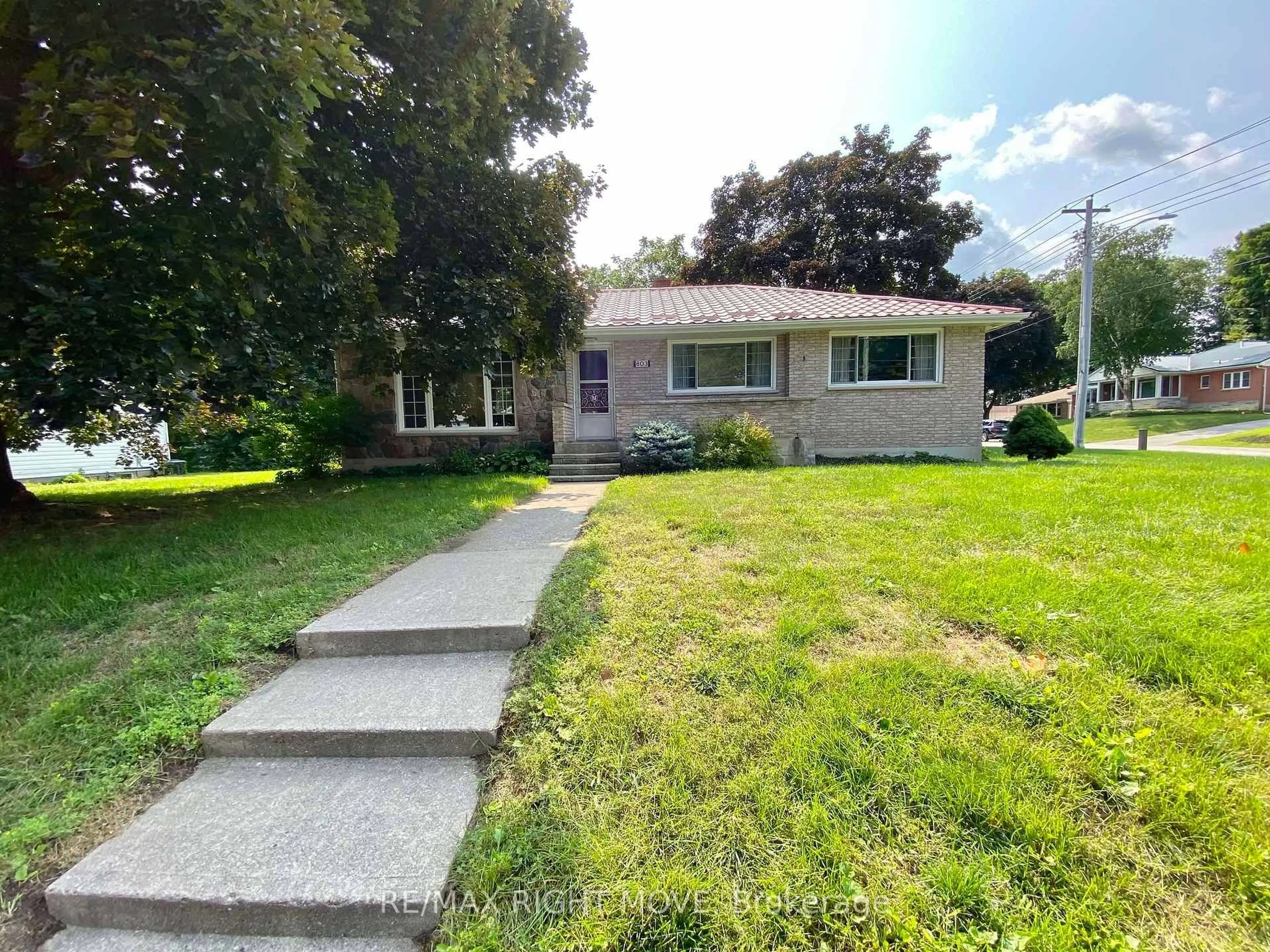A pic from outside/outdoor area/front of a property/back of a property/a pic from drone, street for 803 Hugel Ave, Midland Ontario L4R 1X5