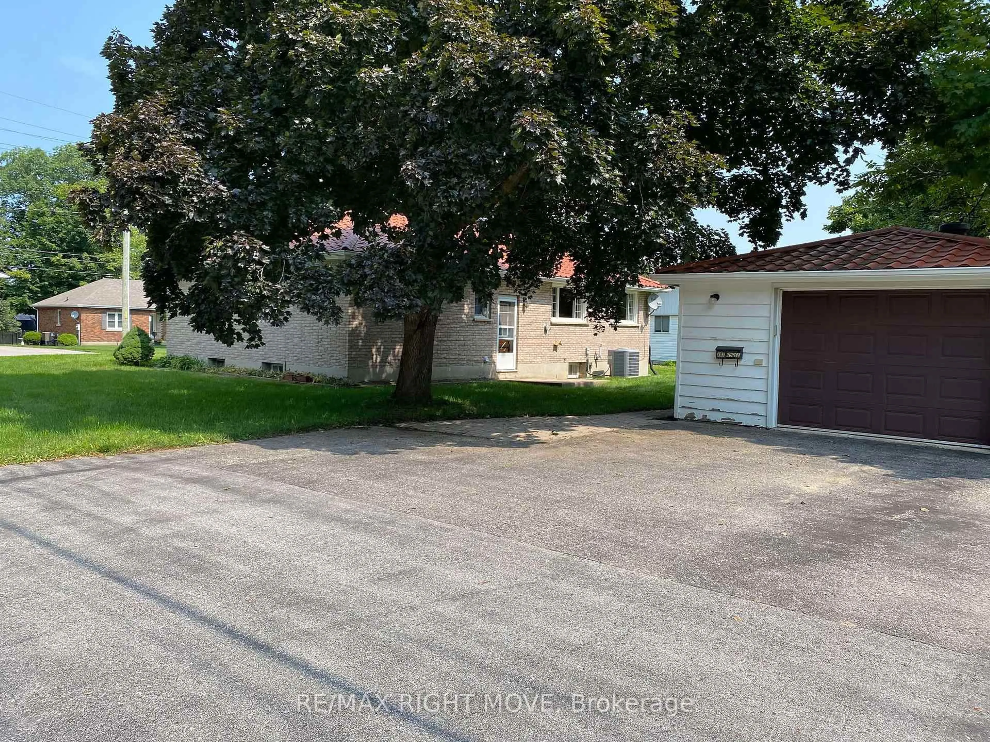 A pic from outside/outdoor area/front of a property/back of a property/a pic from drone, street for 803 Hugel Ave, Midland Ontario L4R 1X5