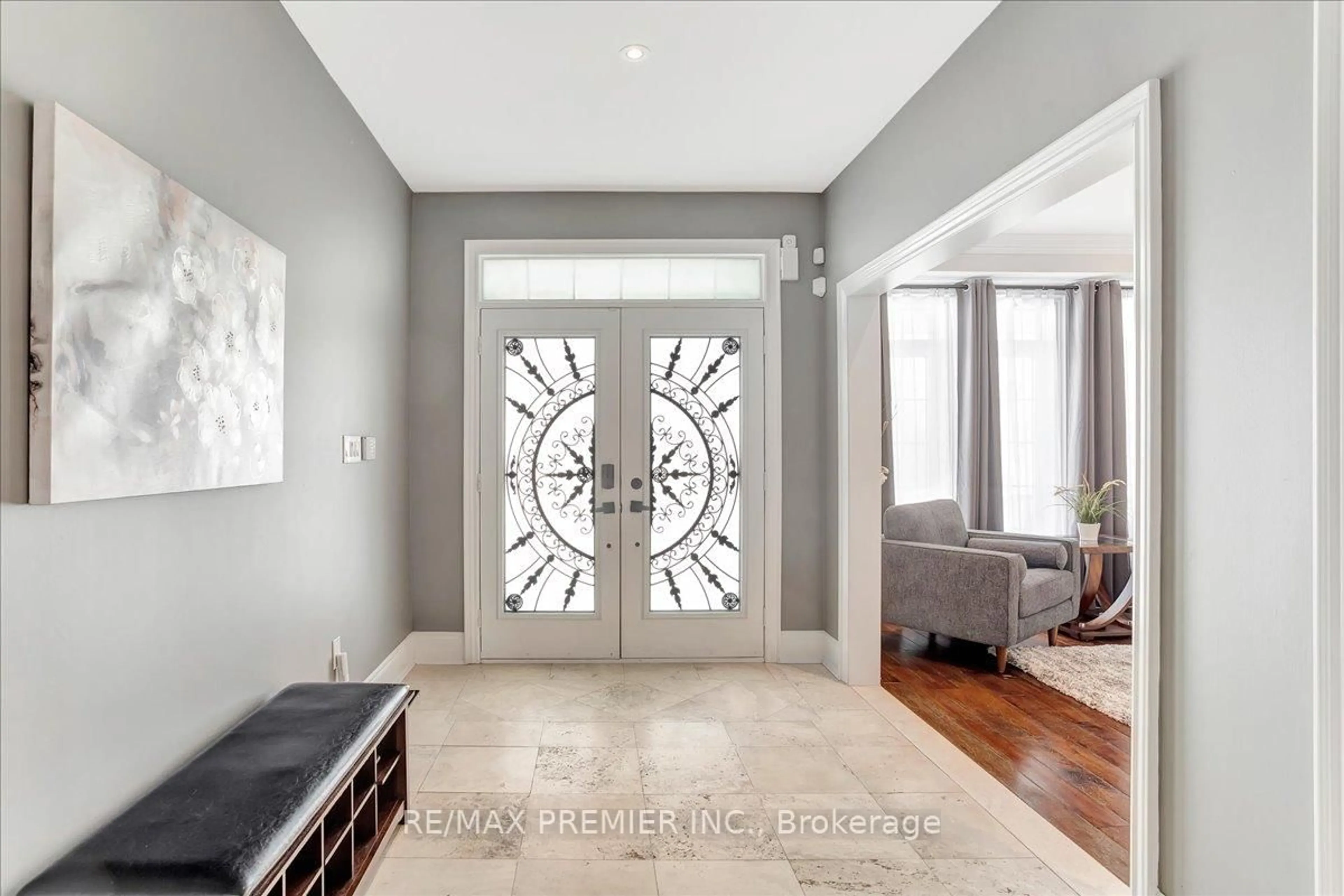Indoor entryway for 3 Pepin Crt, Barrie Ontario L4M 7J4