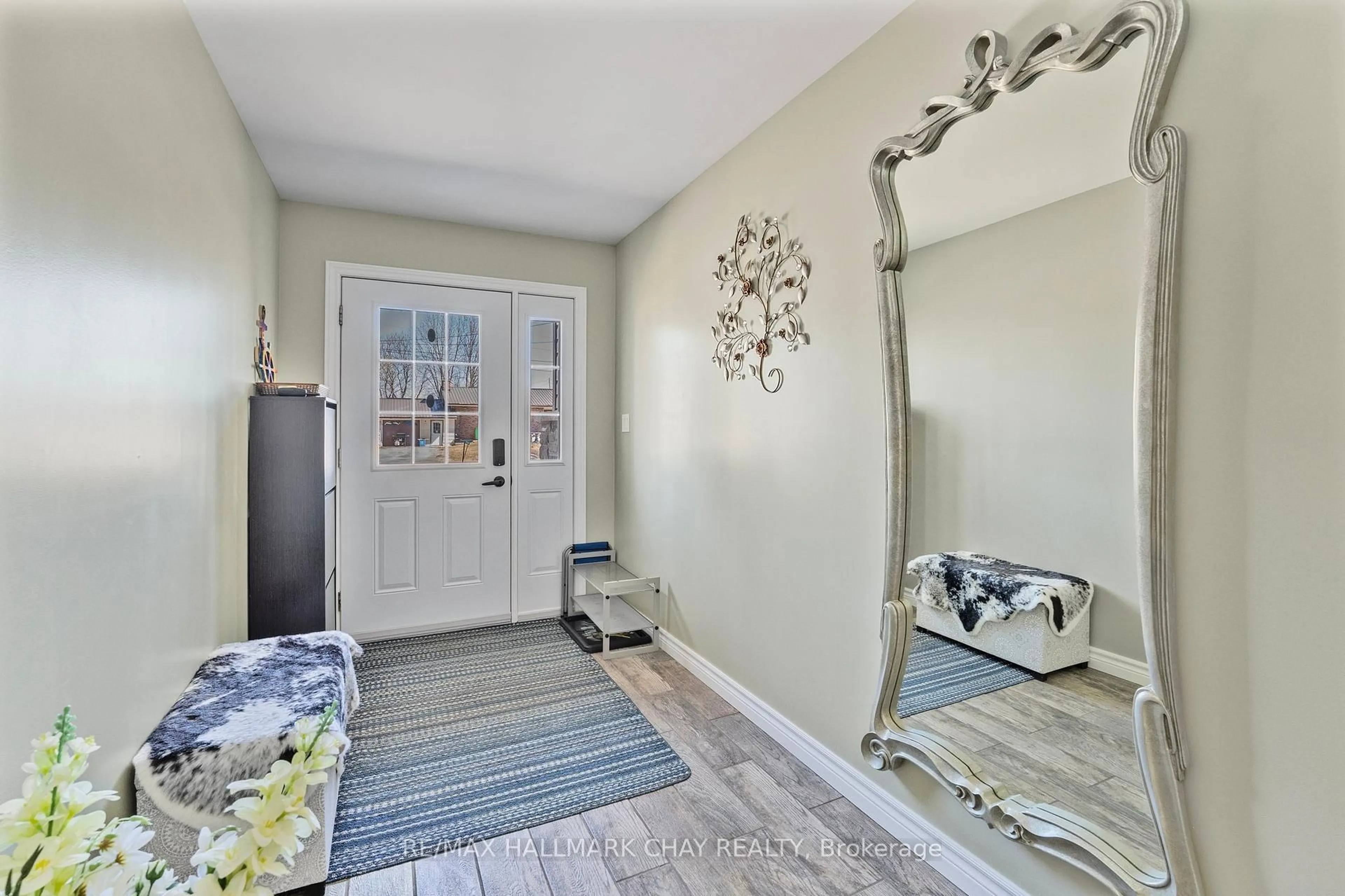 Indoor entryway for 2744 Church St, Ramara Ontario L0K 1B0