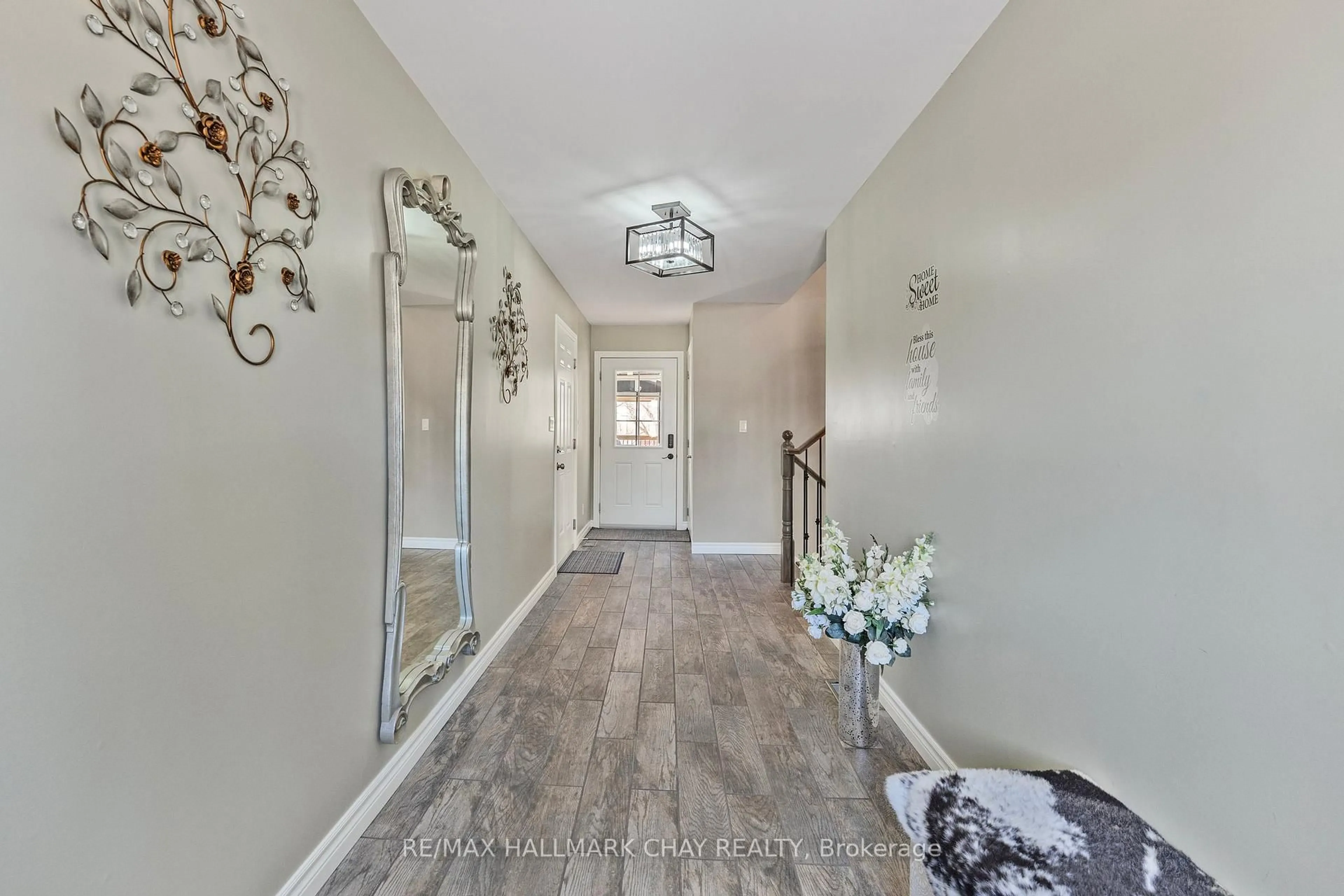 Indoor entryway for 2744 Church St, Ramara Ontario L0K 1B0