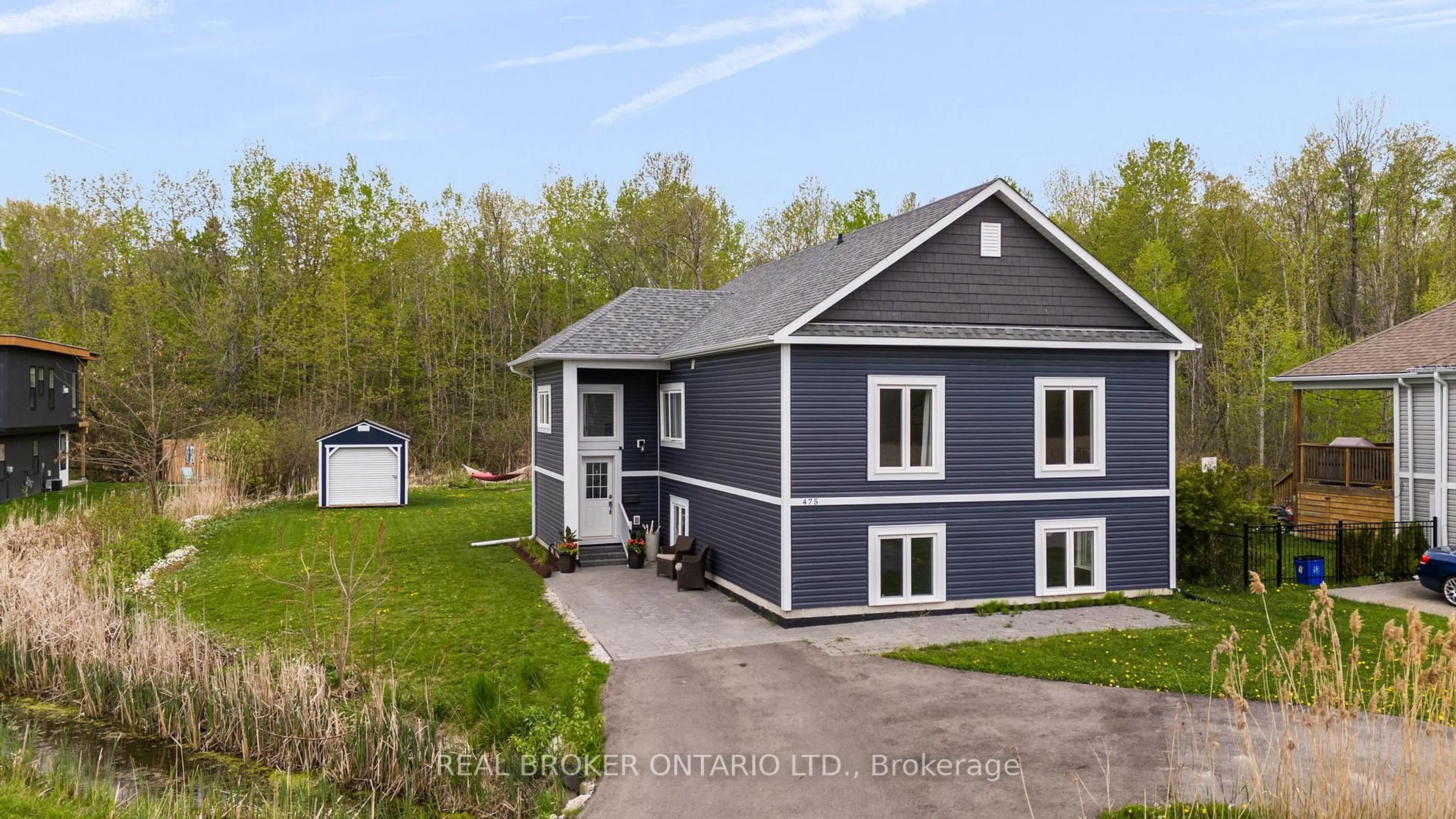 Home with vinyl exterior material, street for 475 Bay St, Orillia Ontario L3V 3X8