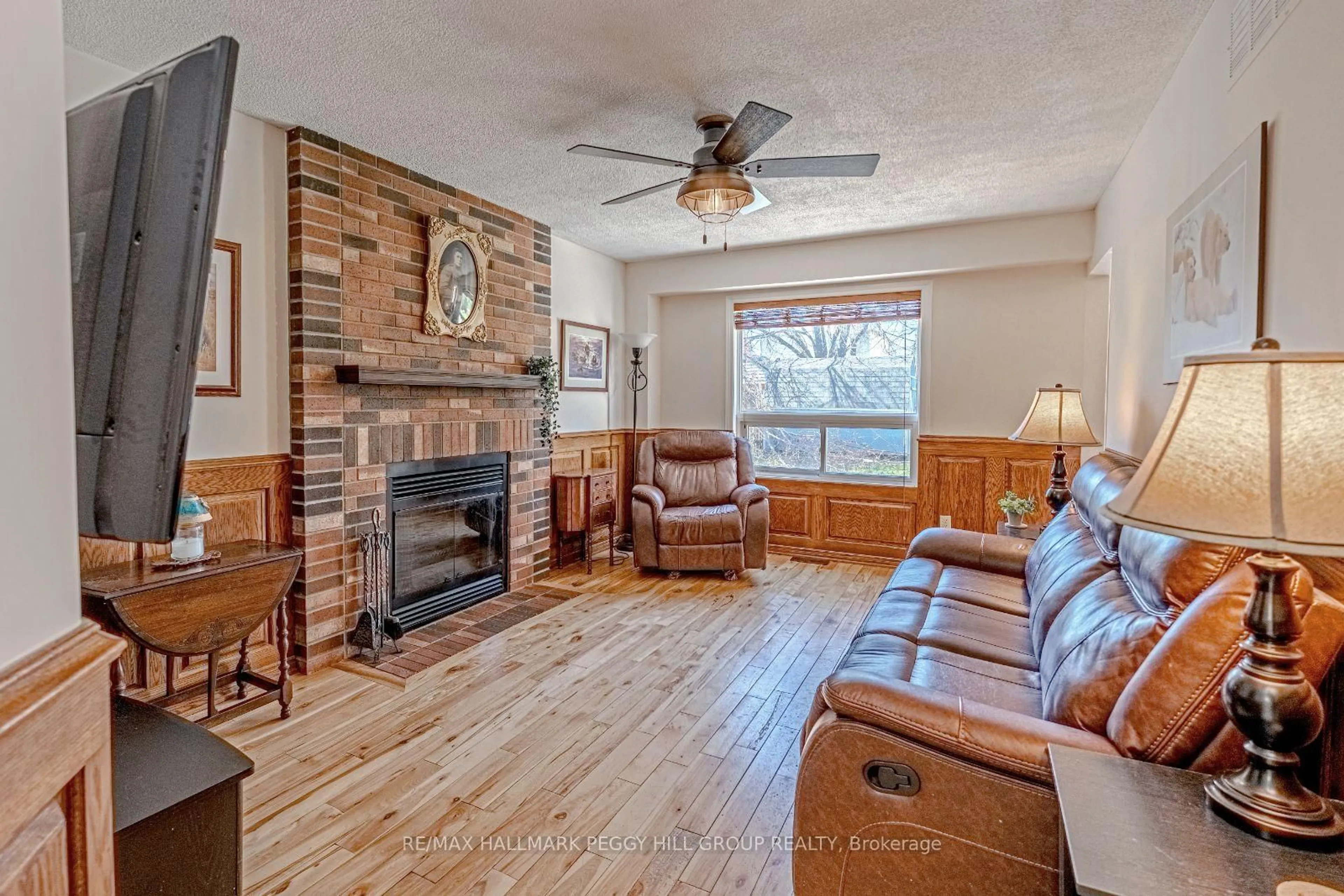 Living room with furniture, unknown for 36 Ford St, Barrie Ontario L4N 7J4