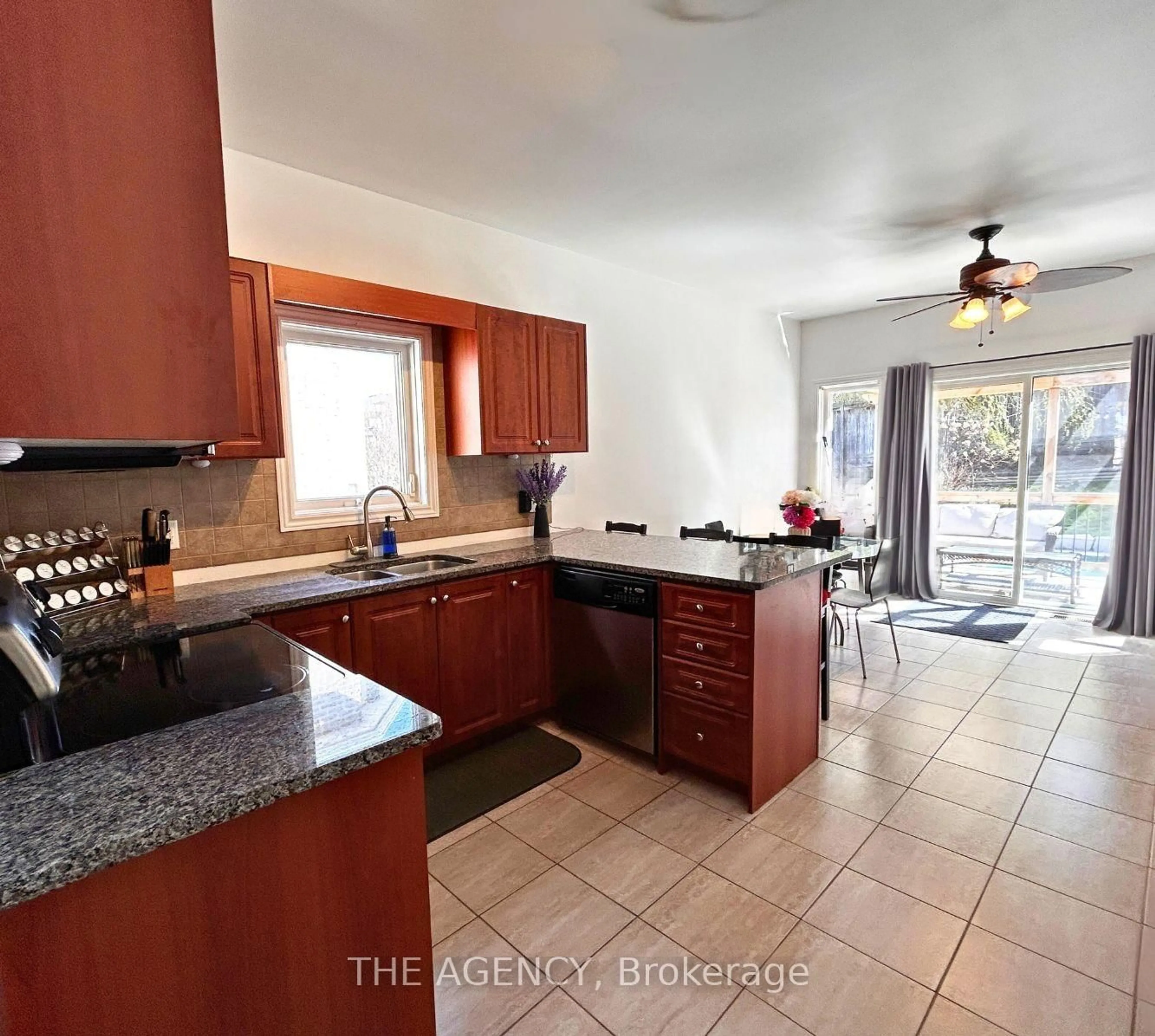 Open concept kitchen, ceramic/tile floor for 21 Silver Tr, Barrie Ontario L4N 2S2