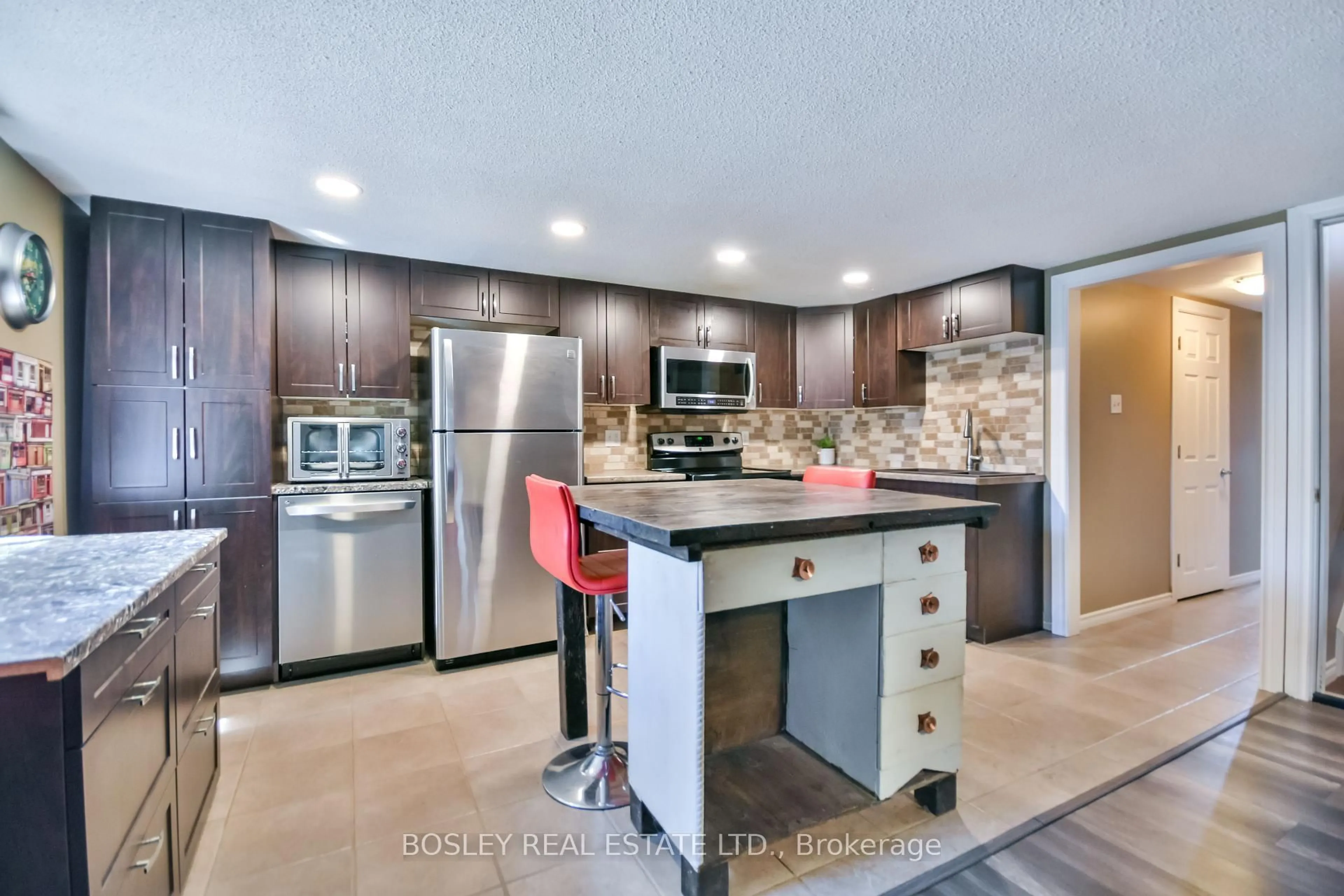 Open concept kitchen, ceramic/tile floor for 291 Otter Cres, Midland Ontario L4R 4X4
