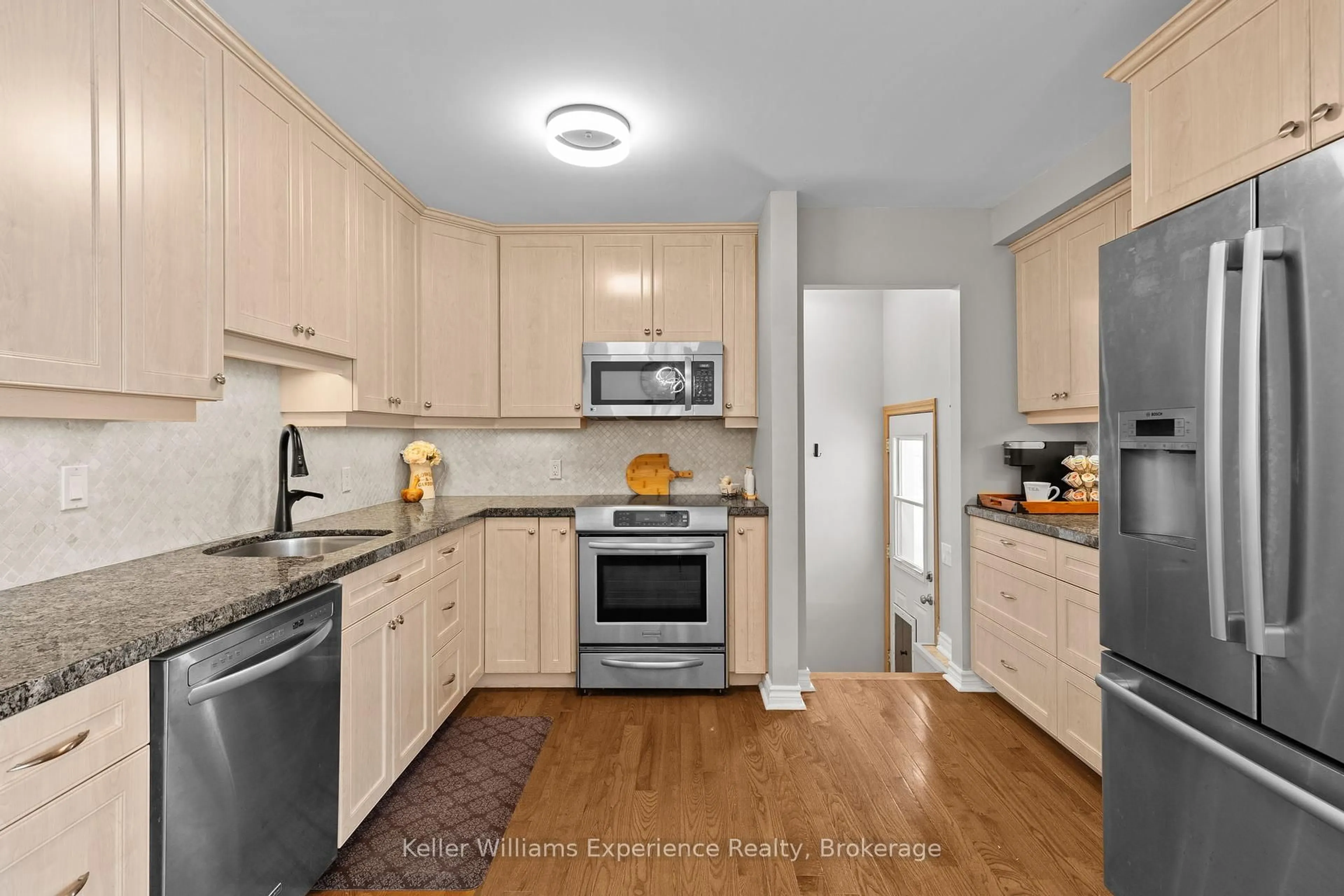 Standard kitchen, unknown for 11 Payette Dr, Penetanguishene Ontario L9M 1H4