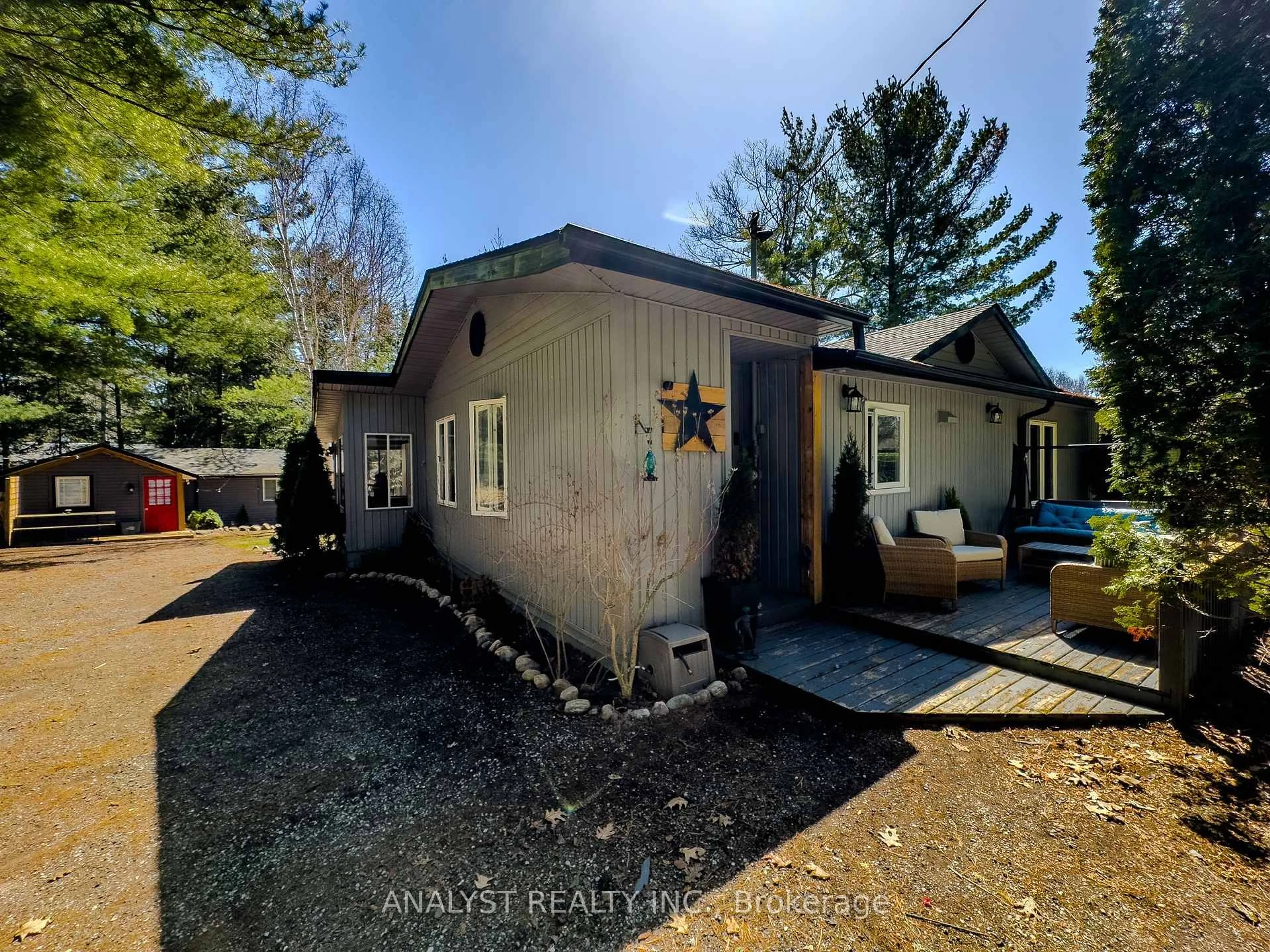 A pic from outside/outdoor area/front of a property/back of a property/a pic from drone, unknown for 37 Lindale Ave, Tiny Ontario L9M 0J2
