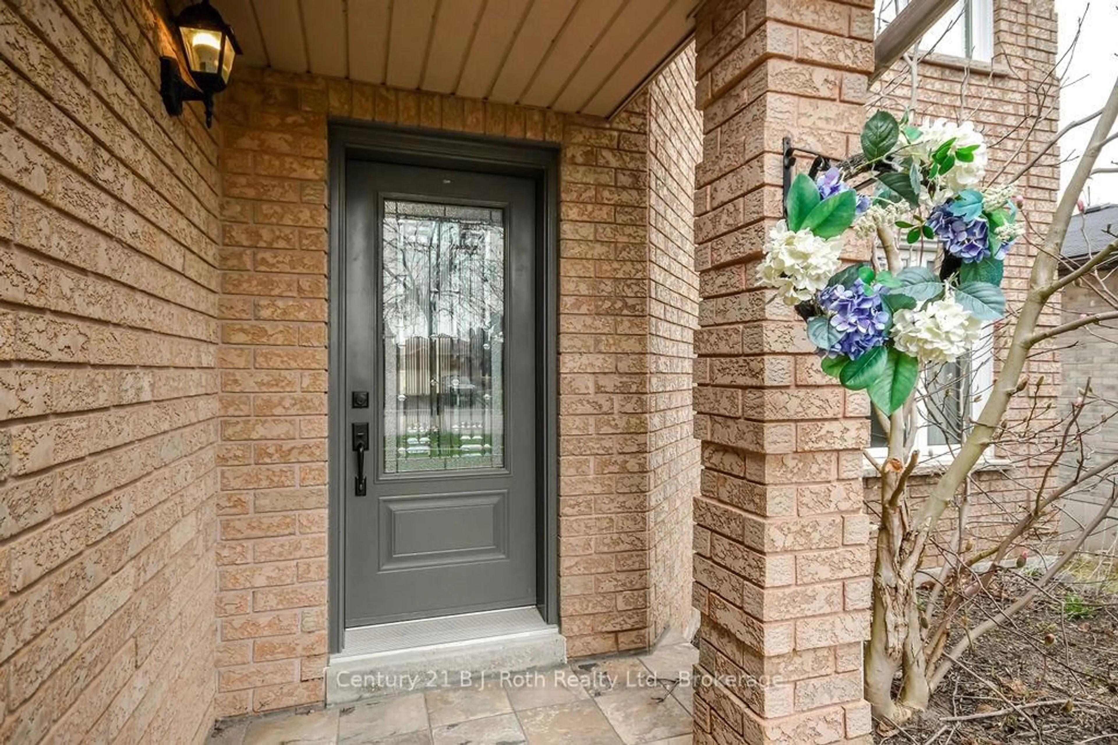 Indoor entryway for 342 CUNDLES Rd, Barrie Ontario L4N 7C8