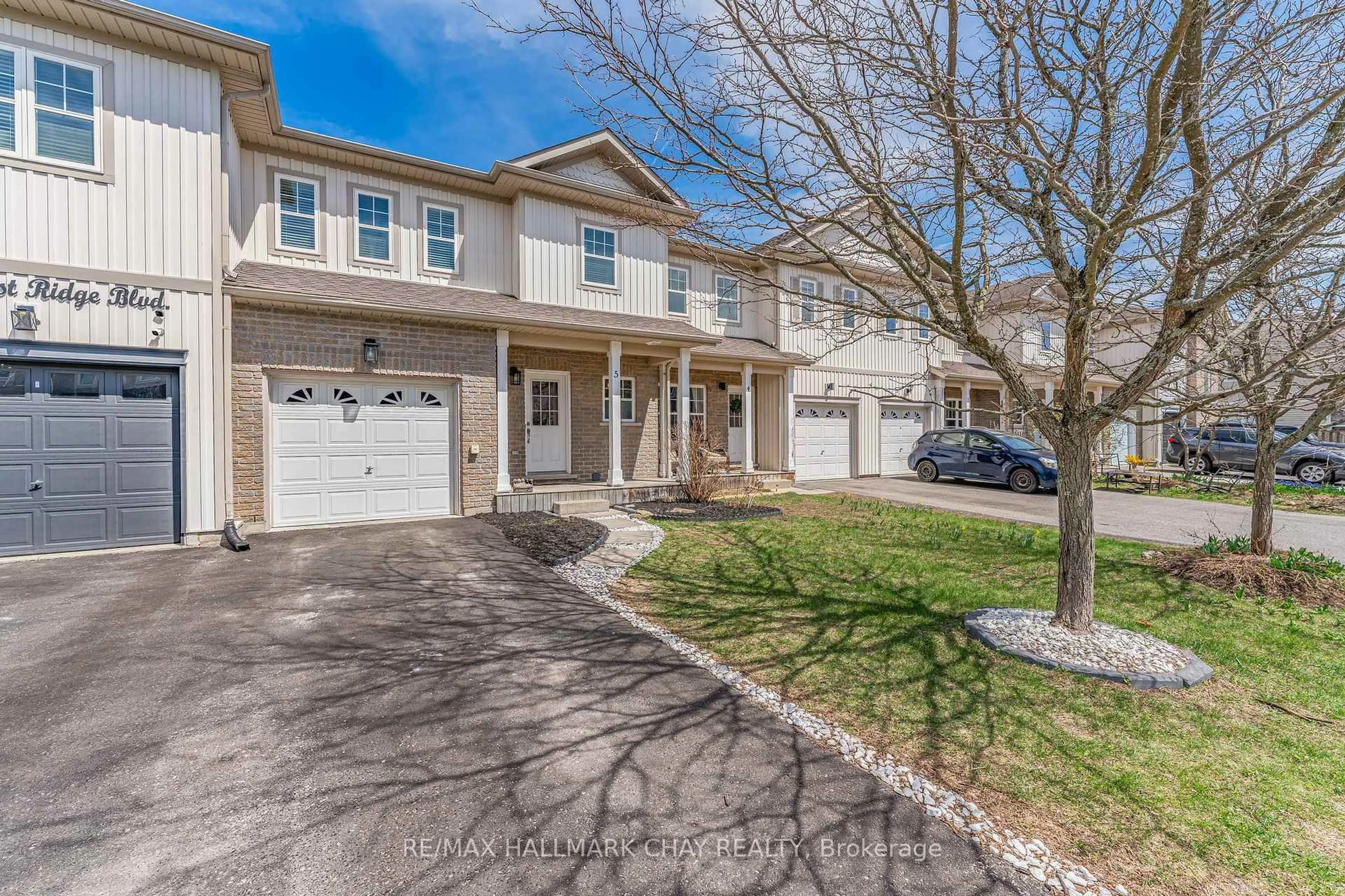 A pic from outside/outdoor area/front of a property/back of a property/a pic from drone, street for 800 West Ridge Blvd #5, Orillia Ontario L3V 0A1