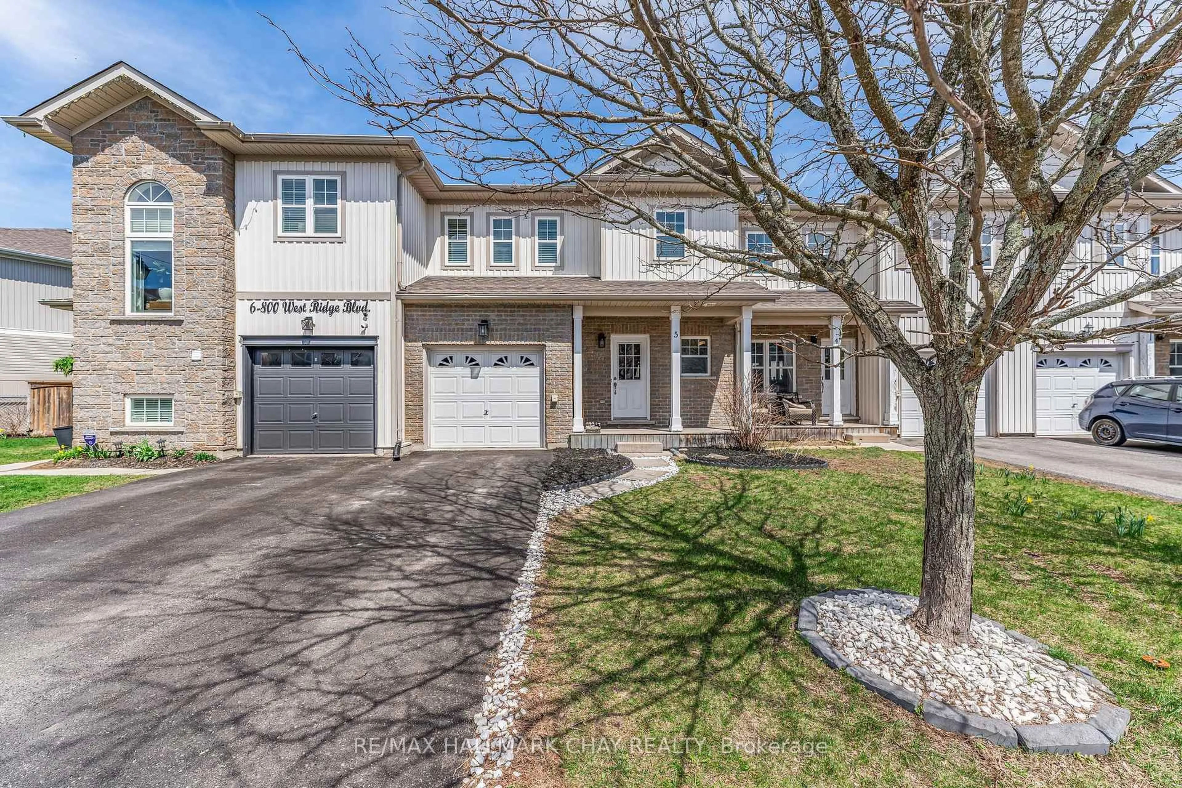 Home with vinyl exterior material, street for 800 West Ridge Blvd #5, Orillia Ontario L3V 0A1