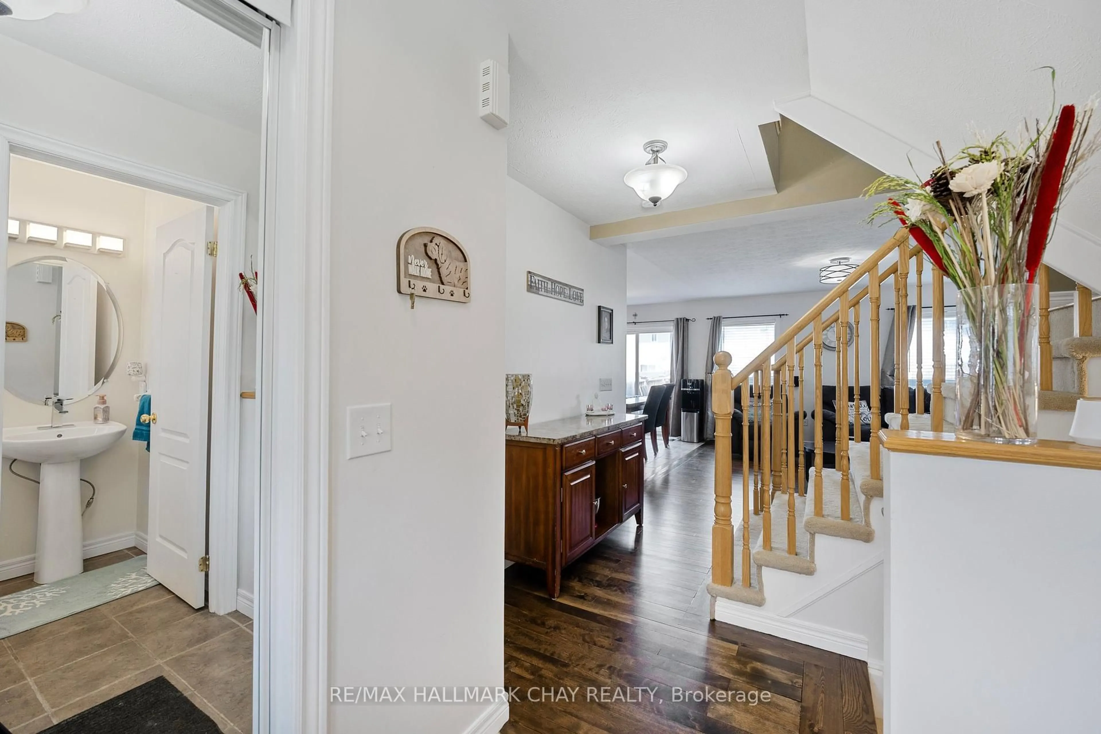 Indoor foyer for 800 West Ridge Blvd #5, Orillia Ontario L3V 0A1