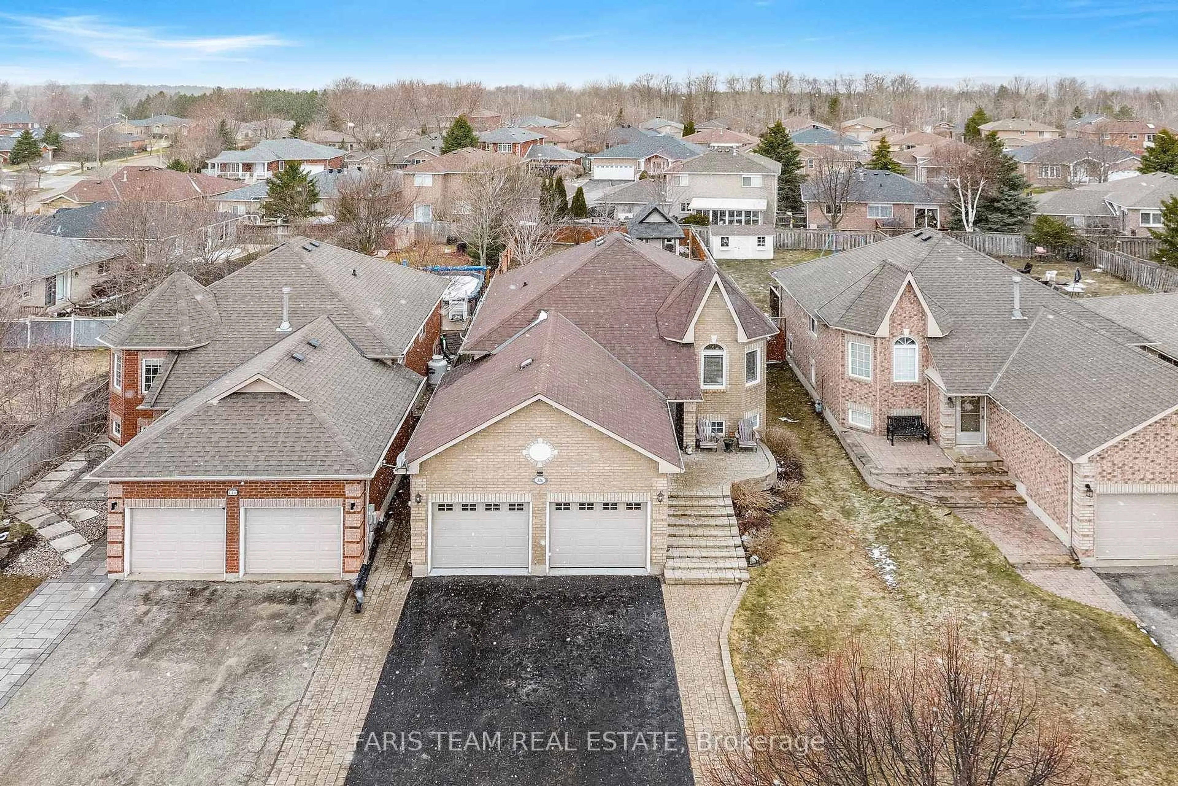 A pic from outside/outdoor area/front of a property/back of a property/a pic from drone, street for 126 Hanmer St, Barrie Ontario L4M 6V9