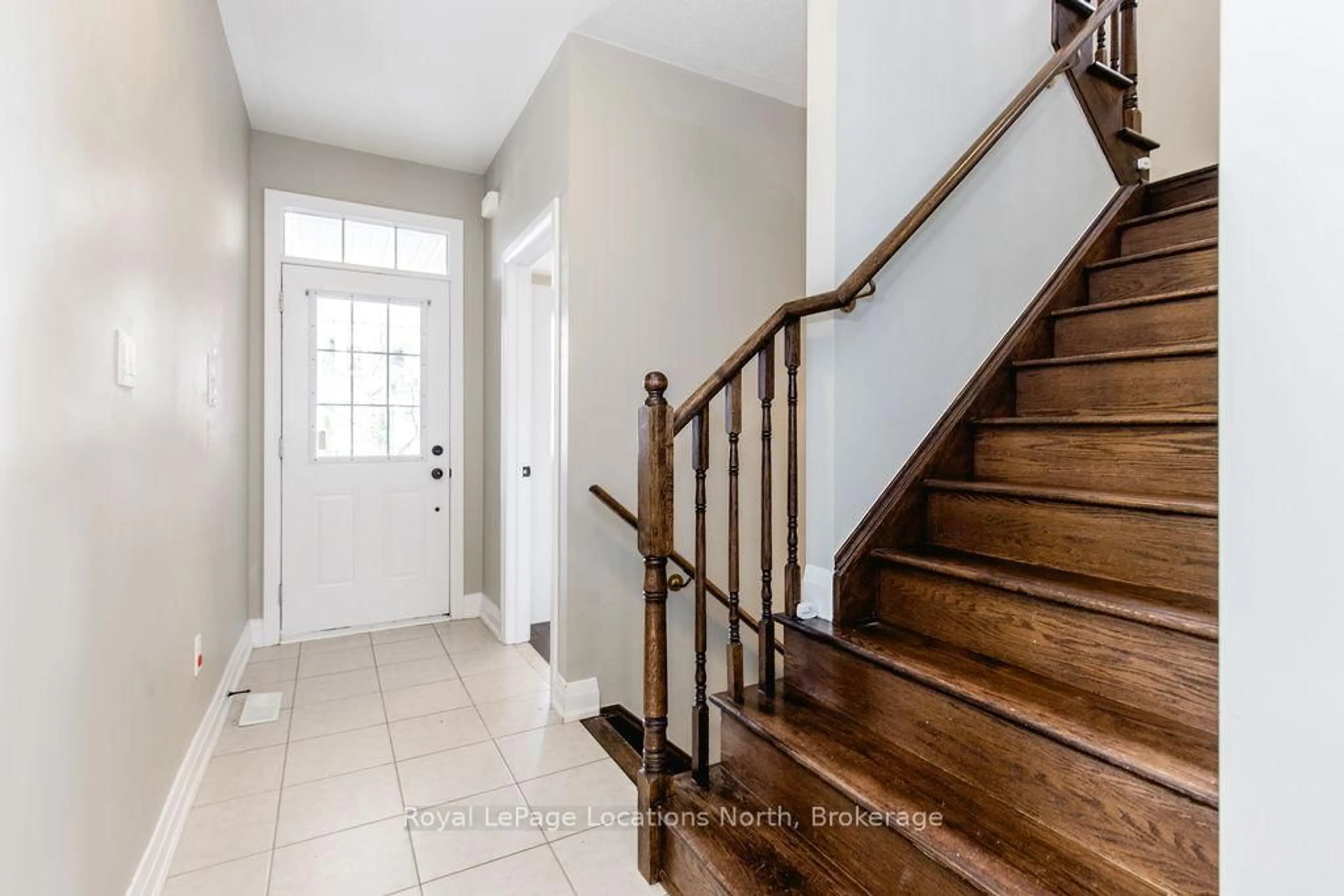 Indoor entryway for 21 Berkshire Ave, Wasaga Beach Ontario L9Z 0G3