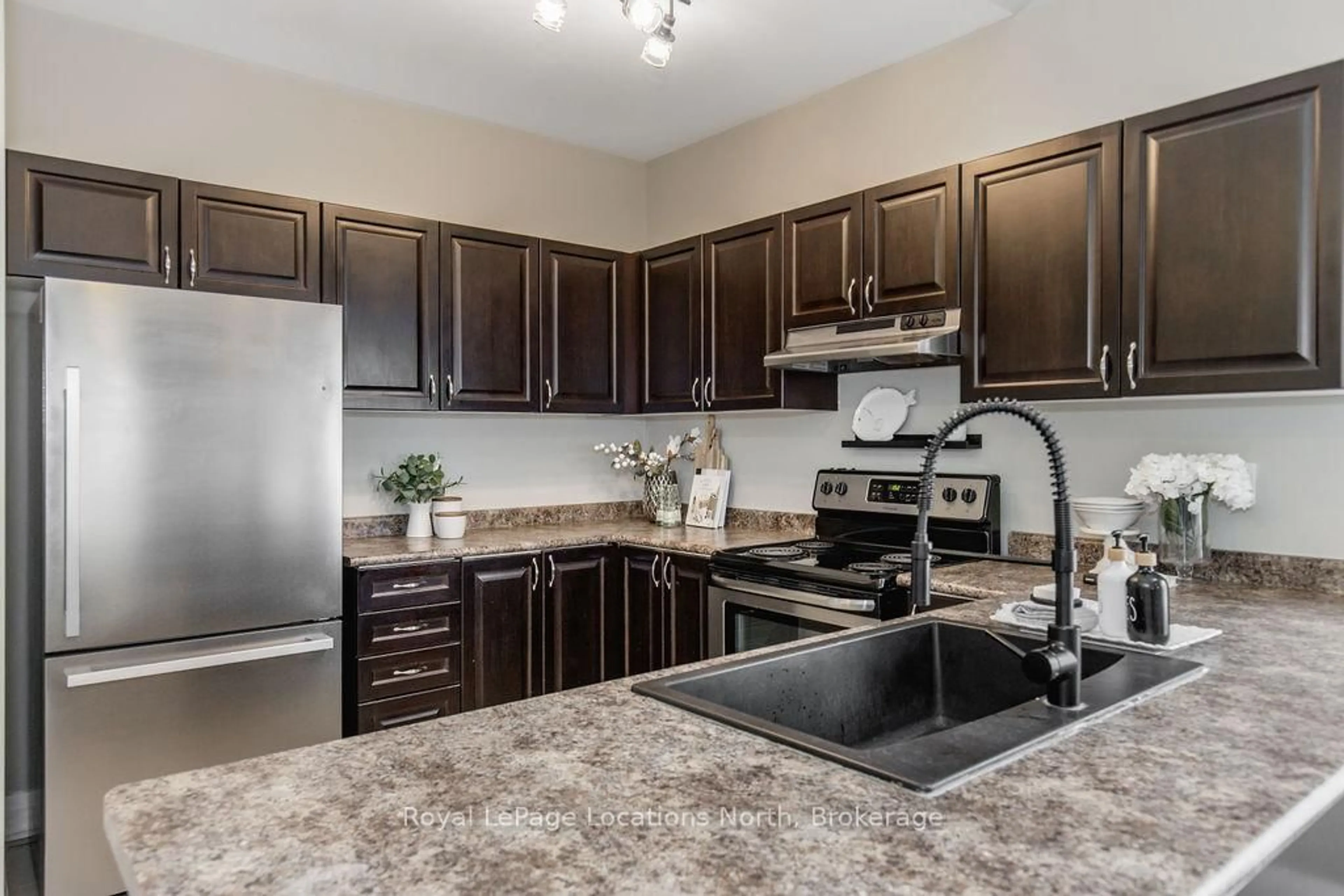 Open concept kitchen, unknown for 21 Berkshire Ave, Wasaga Beach Ontario L9Z 0G3