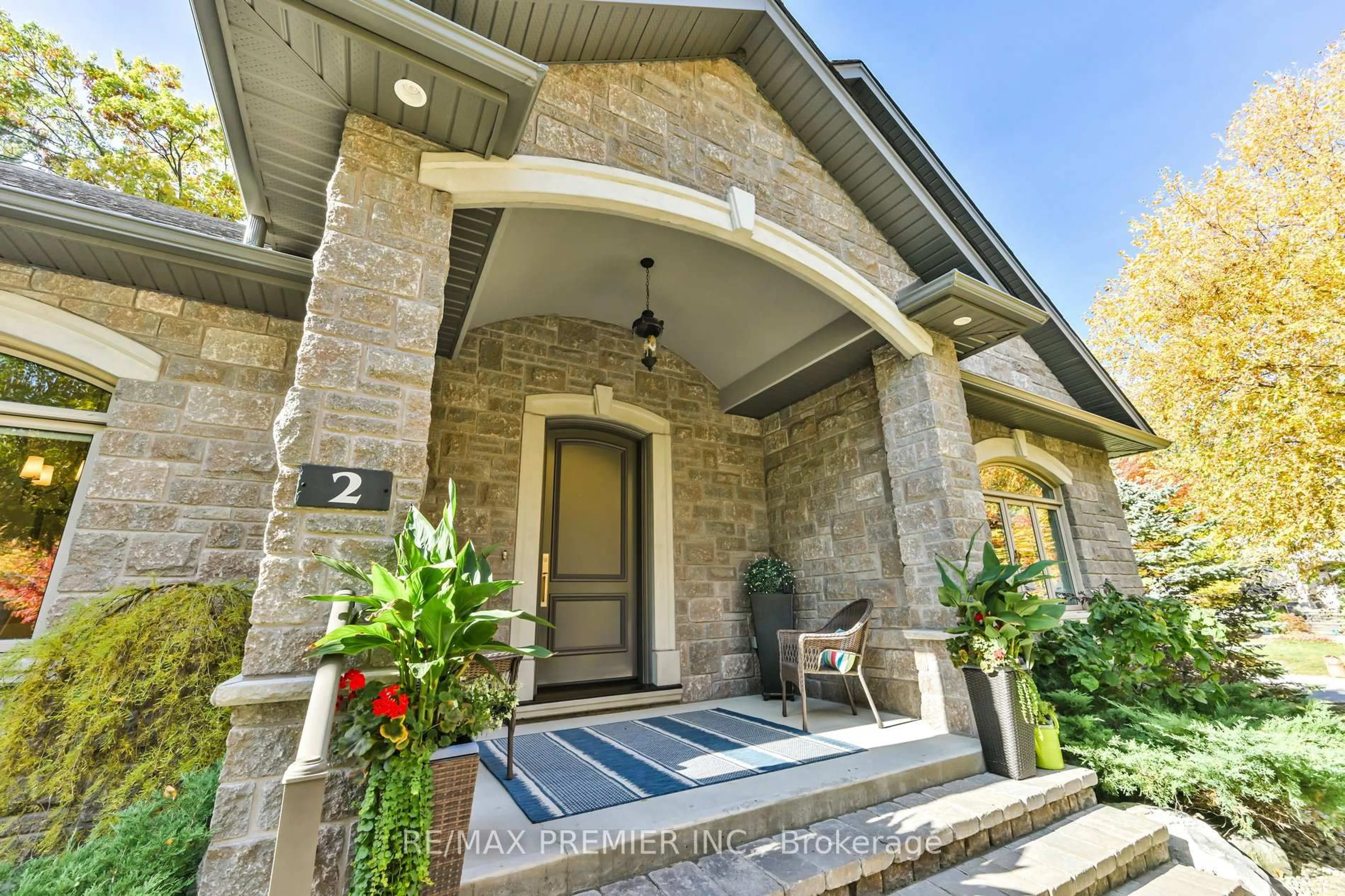 Indoor entryway for 2 Hilltop Crt, Springwater Ontario L0L 1Y3
