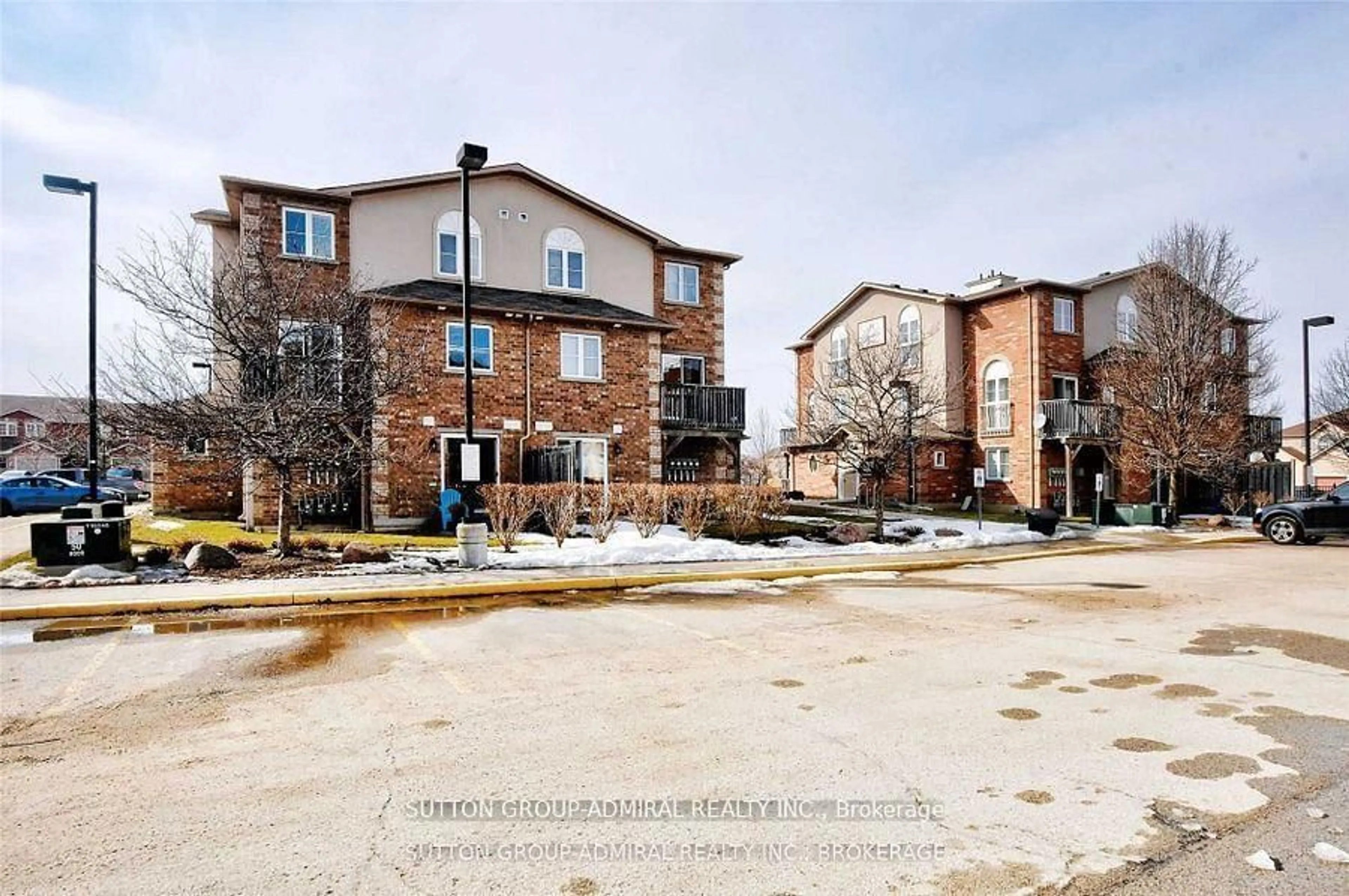 A pic from outside/outdoor area/front of a property/back of a property/a pic from drone, street for 19 Cheltenham Rd #7, Barrie Ontario L4M 0E7