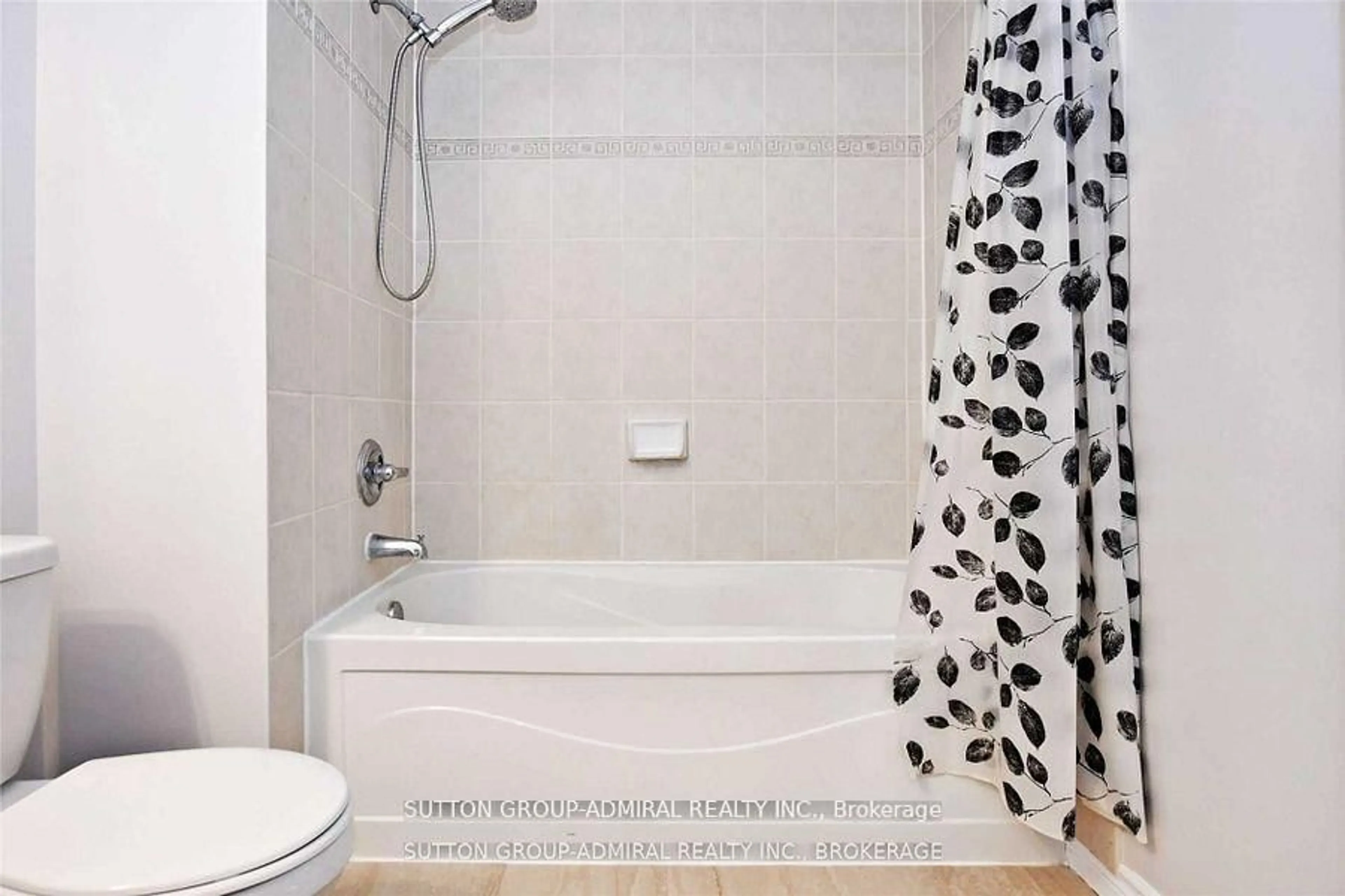 Standard bathroom, ceramic/tile floor for 19 Cheltenham Rd #7, Barrie Ontario L4M 0E7