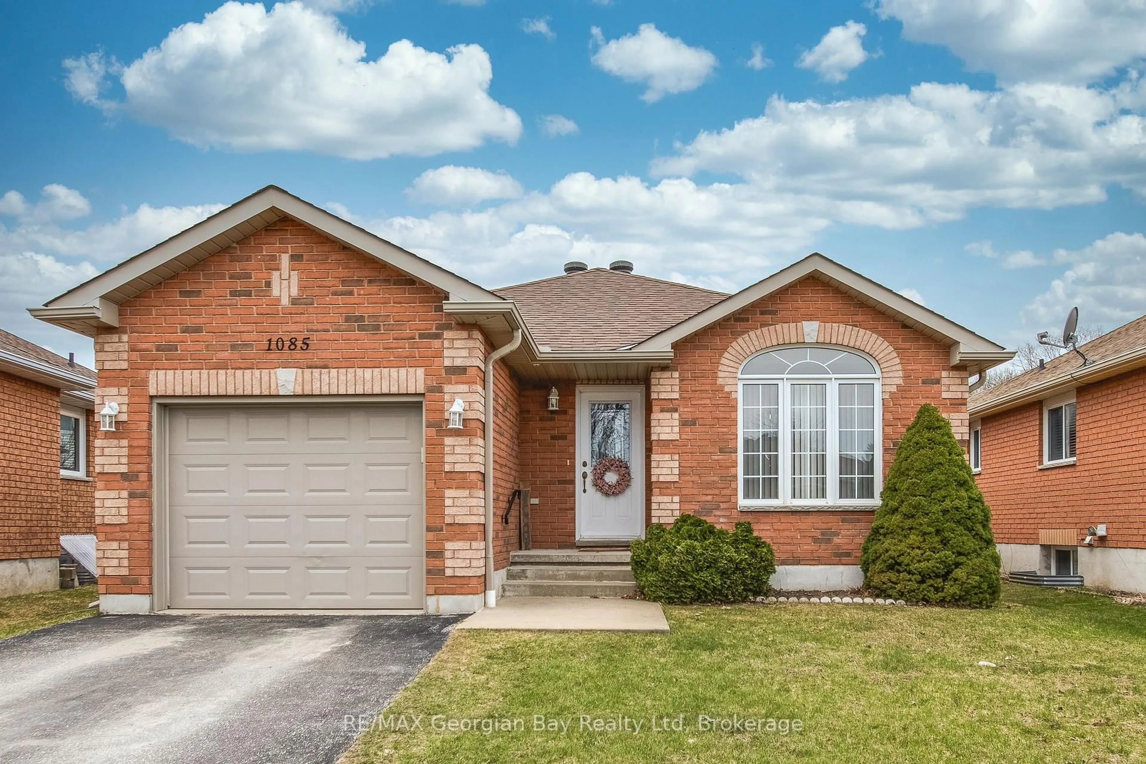 Home with brick exterior material, street for 1085 Whitney Cres, Midland Ontario L4R 5N2
