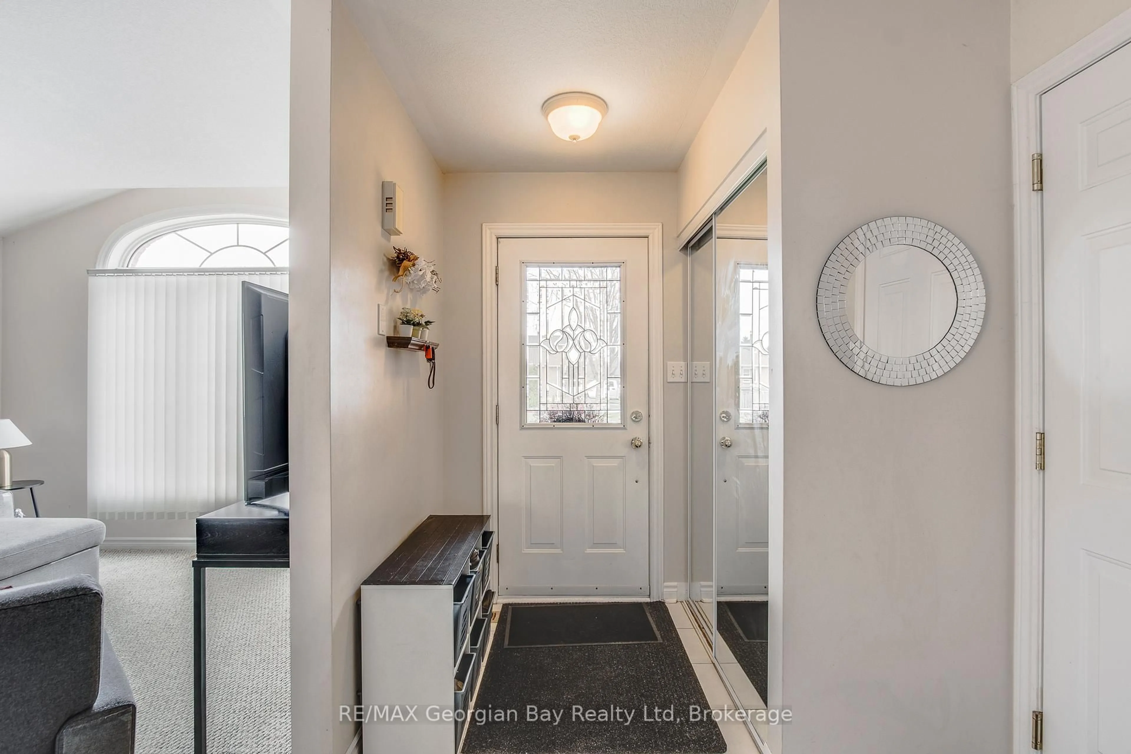 Indoor entryway for 1085 Whitney Cres, Midland Ontario L4R 5N2