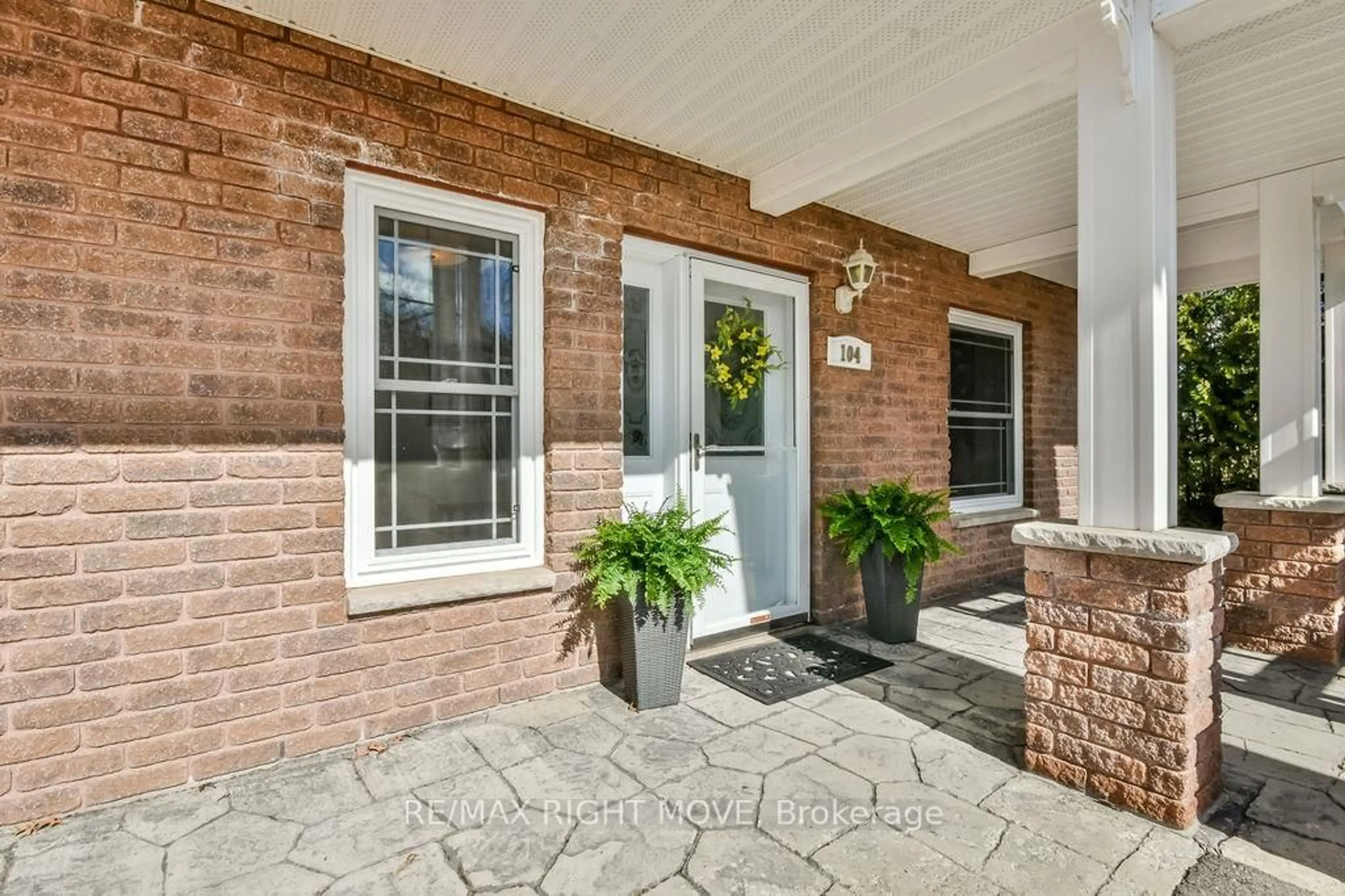 Indoor entryway for 43 Creighton St #104, Ramara Ontario L3V 1B1