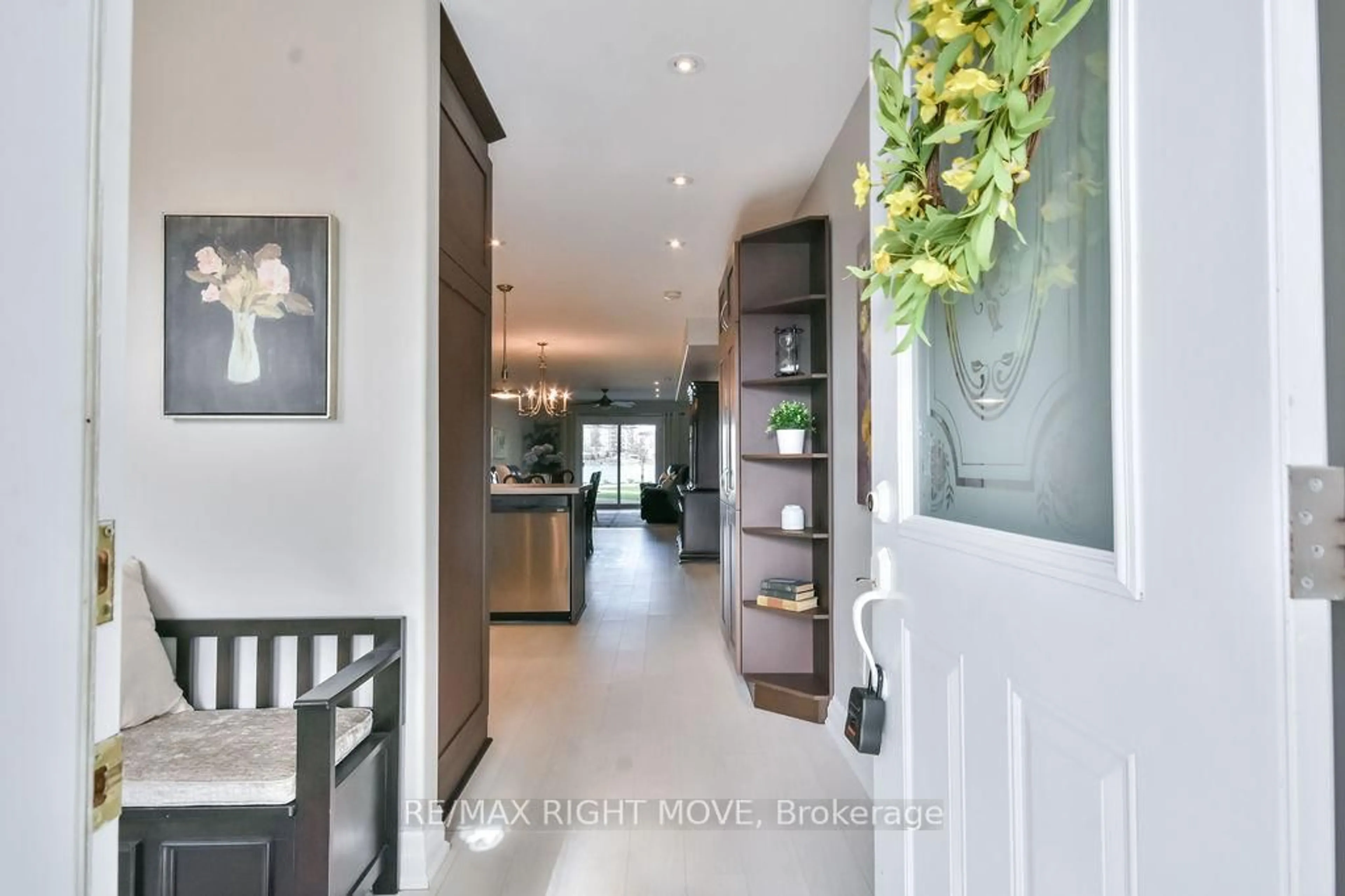 Indoor entryway for 43 Creighton St #104, Ramara Ontario L3V 1B1