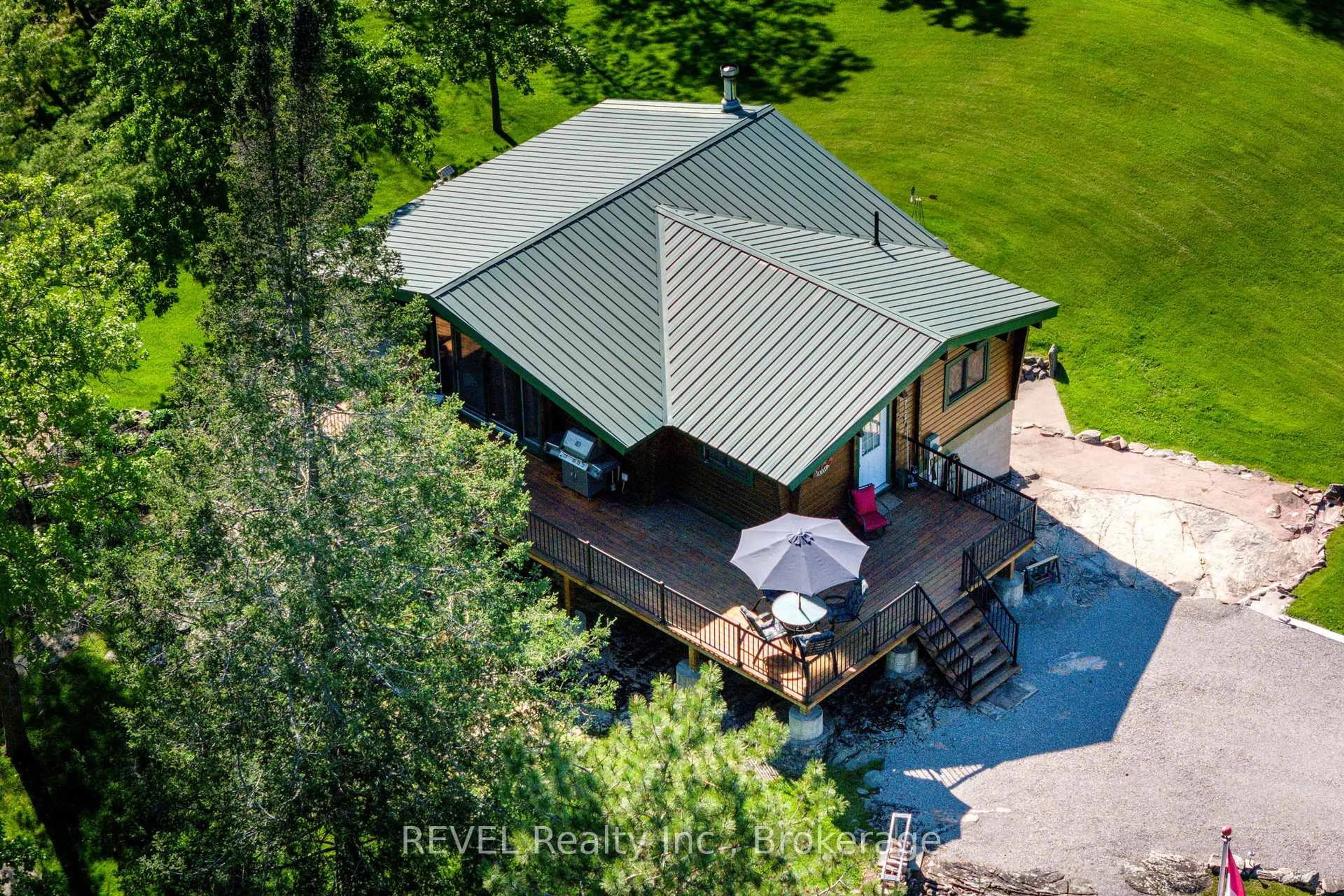 A pic from outside/outdoor area/front of a property/back of a property/a pic from drone, unknown for 2514 Janes Lane, Severn Ontario L0K 1E0