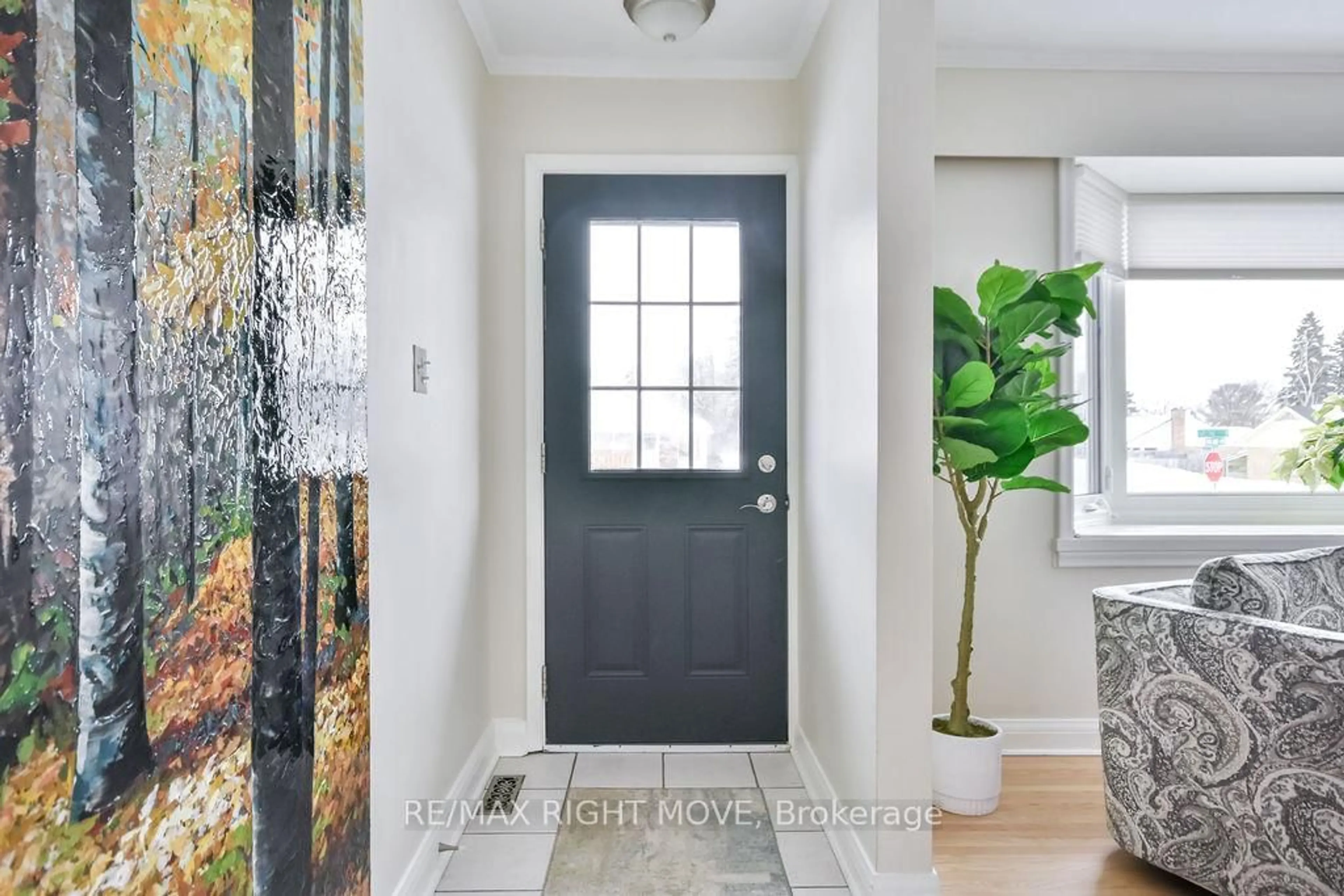 Indoor entryway for 46 Dalton Cres, Orillia Ontario L3V 5J5