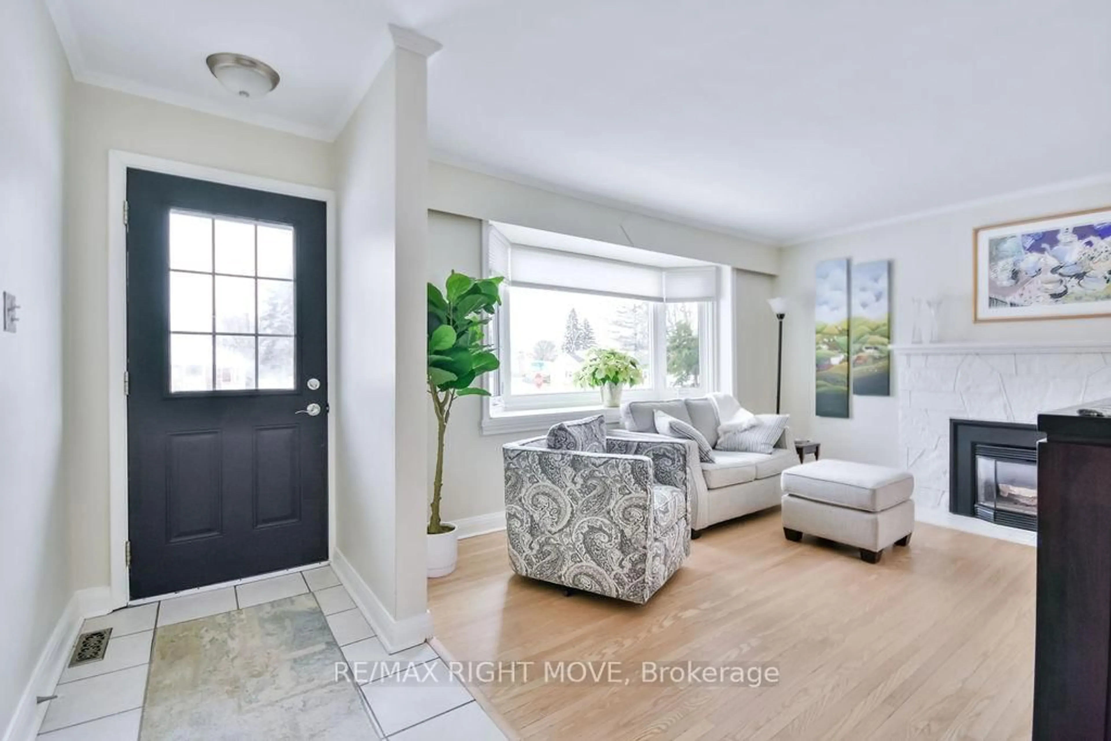 Indoor entryway for 46 Dalton Cres, Orillia Ontario L3V 5J5
