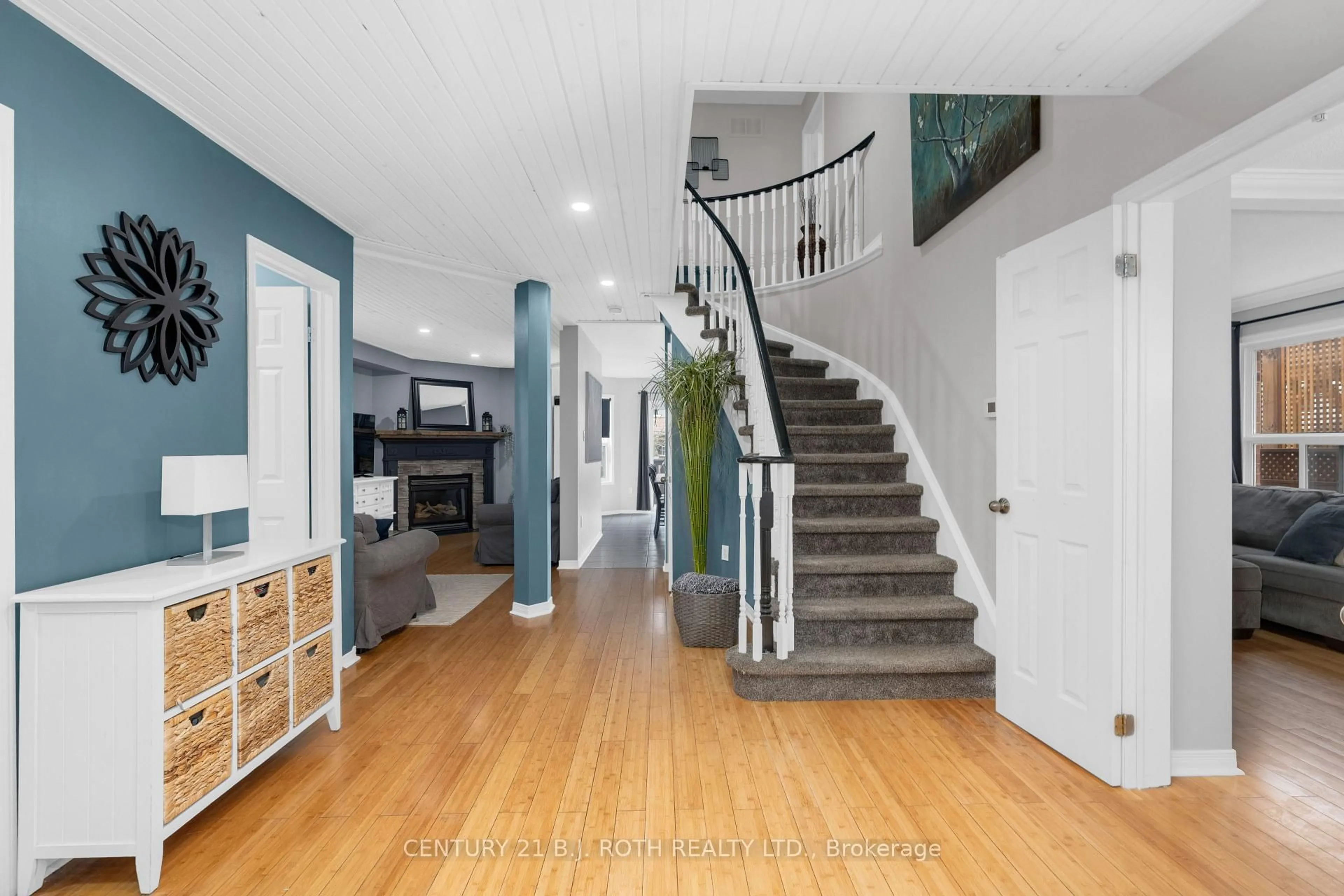 Indoor foyer for 20 Bear Creek Dr, Barrie Ontario L4N 9M6