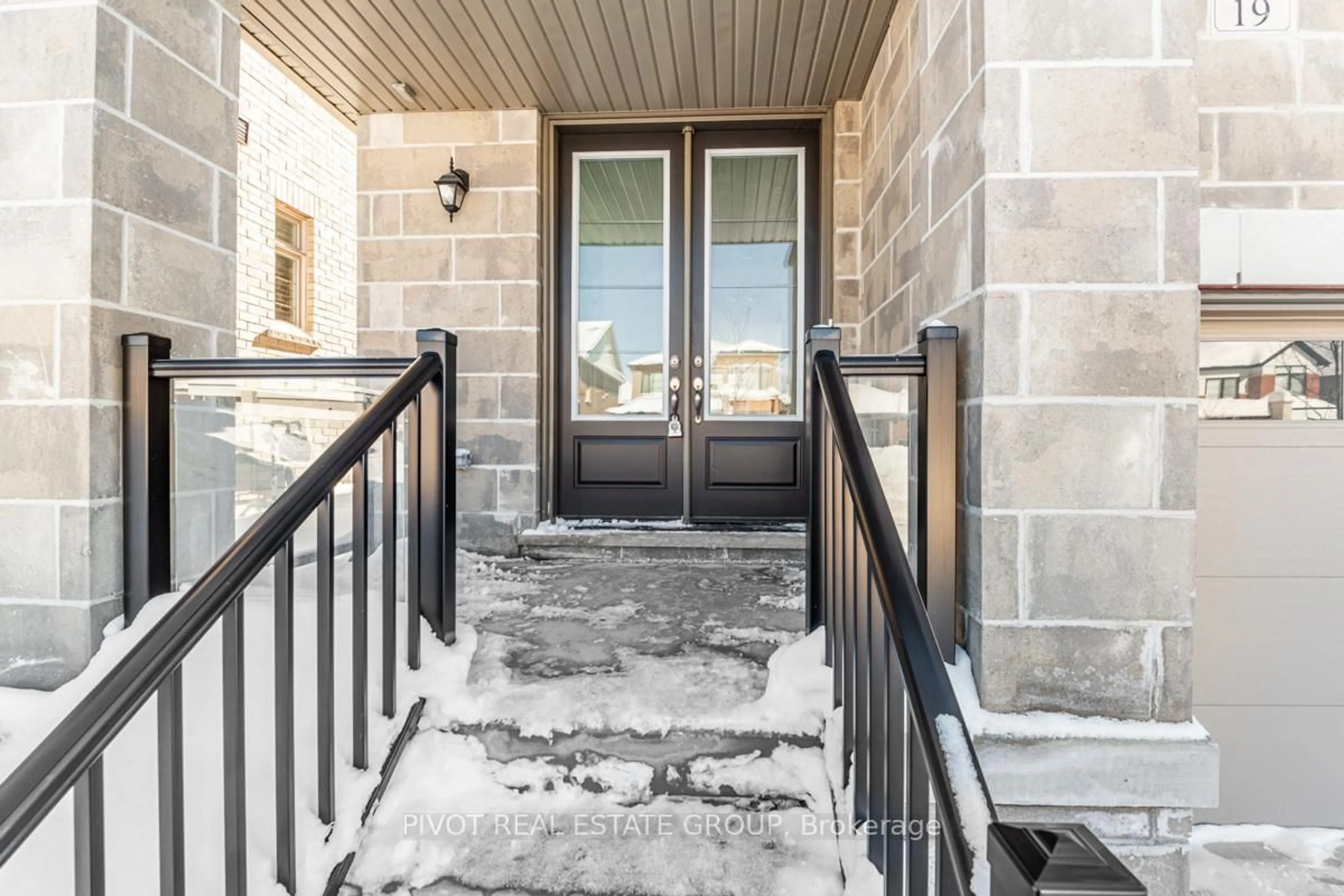 Indoor entryway for 19 Daffodil Rd, Springwater Ontario L9X 2E3