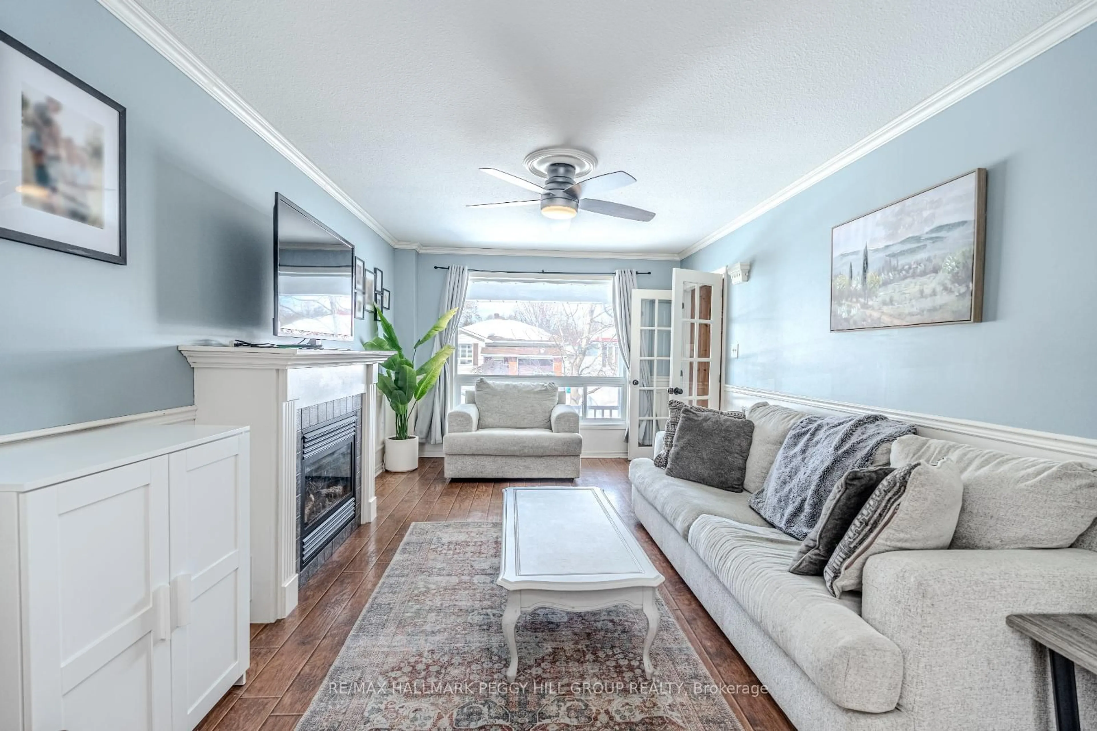 Living room with furniture, unknown for 31 Courtney Cres, Orillia Ontario L3V 7Y2