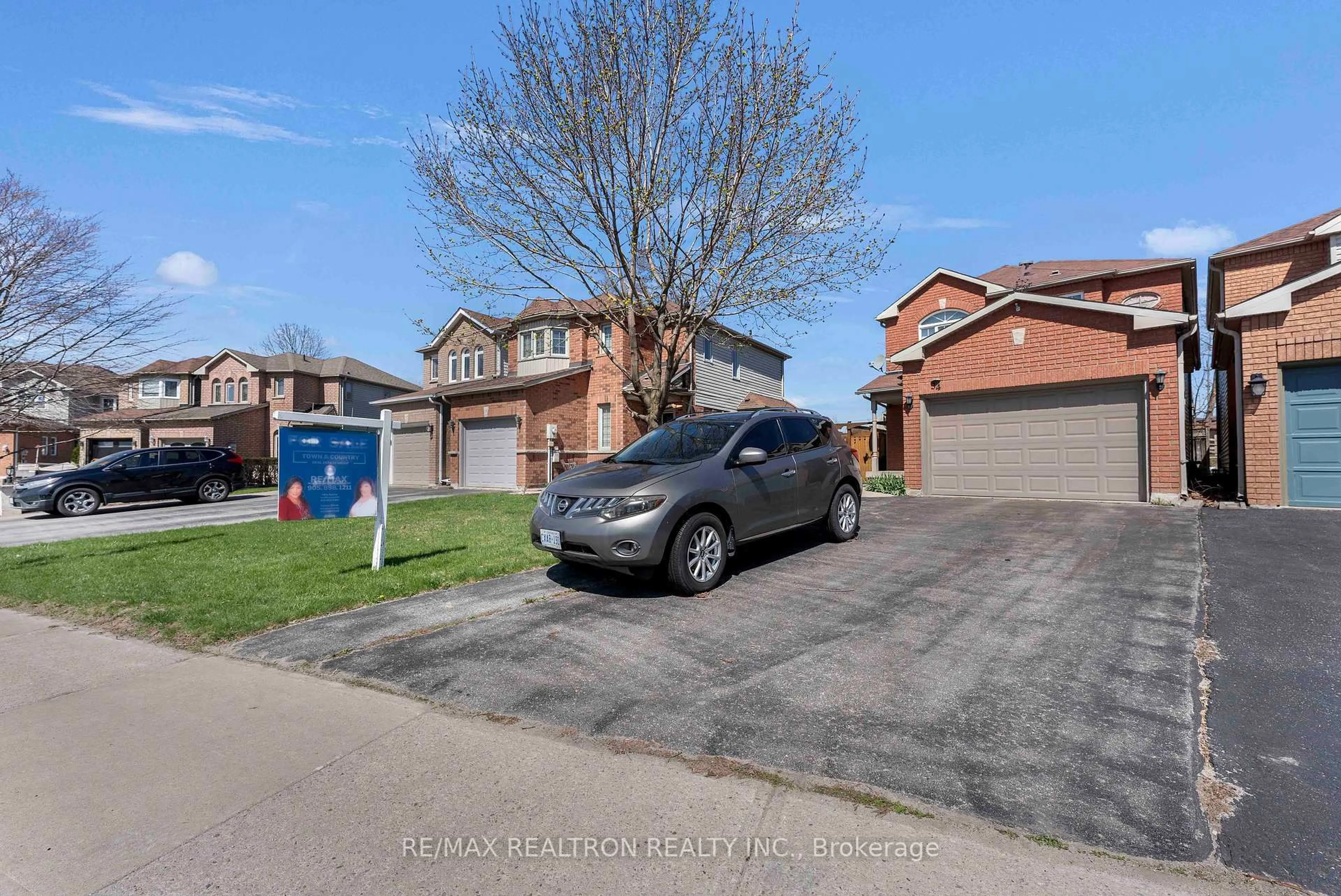 A pic from outside/outdoor area/front of a property/back of a property/a pic from drone, street for 34 Aikens Cres, Barrie Ontario L4N 8M6