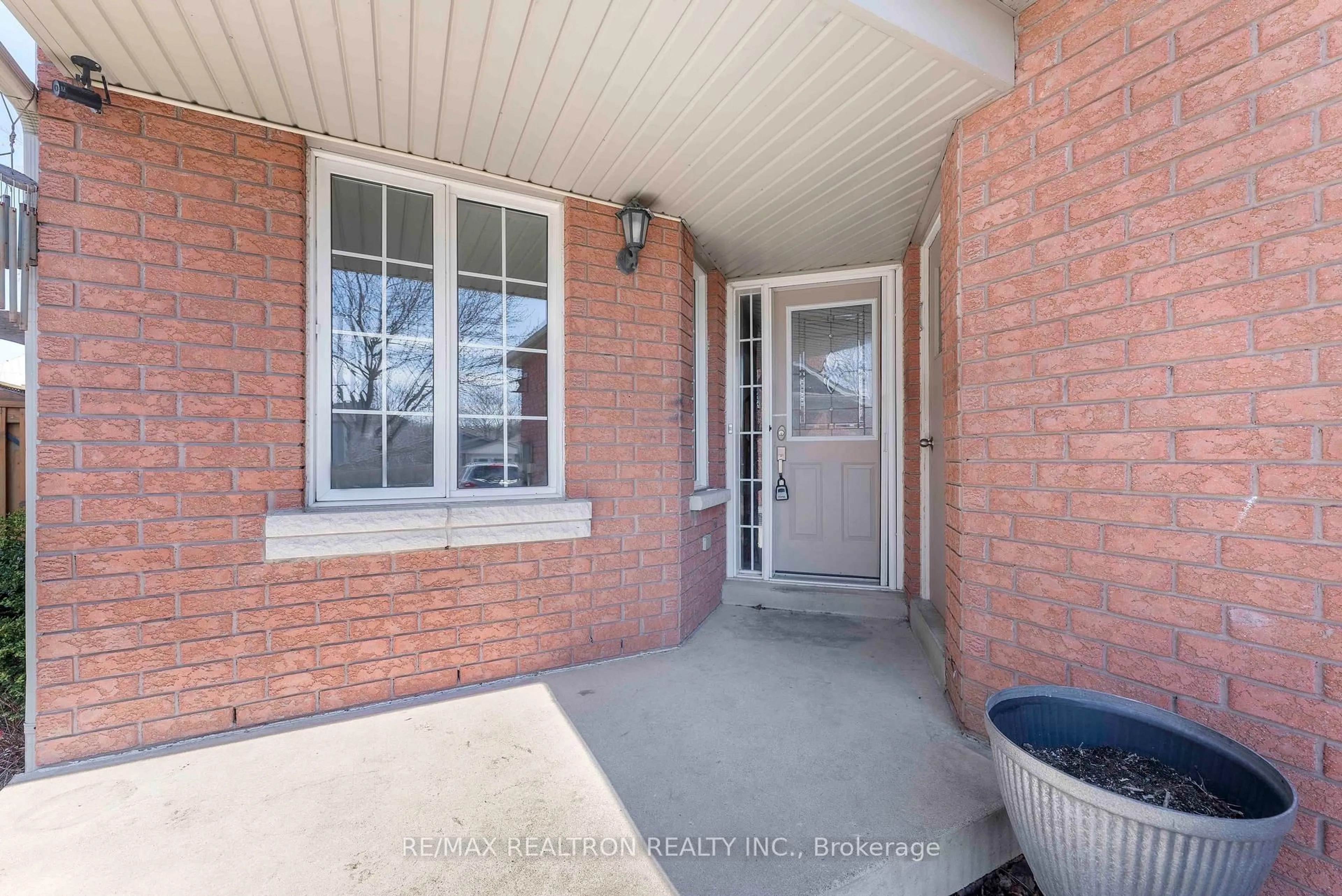 Indoor entryway for 34 Aikens Cres, Barrie Ontario L4N 8M6