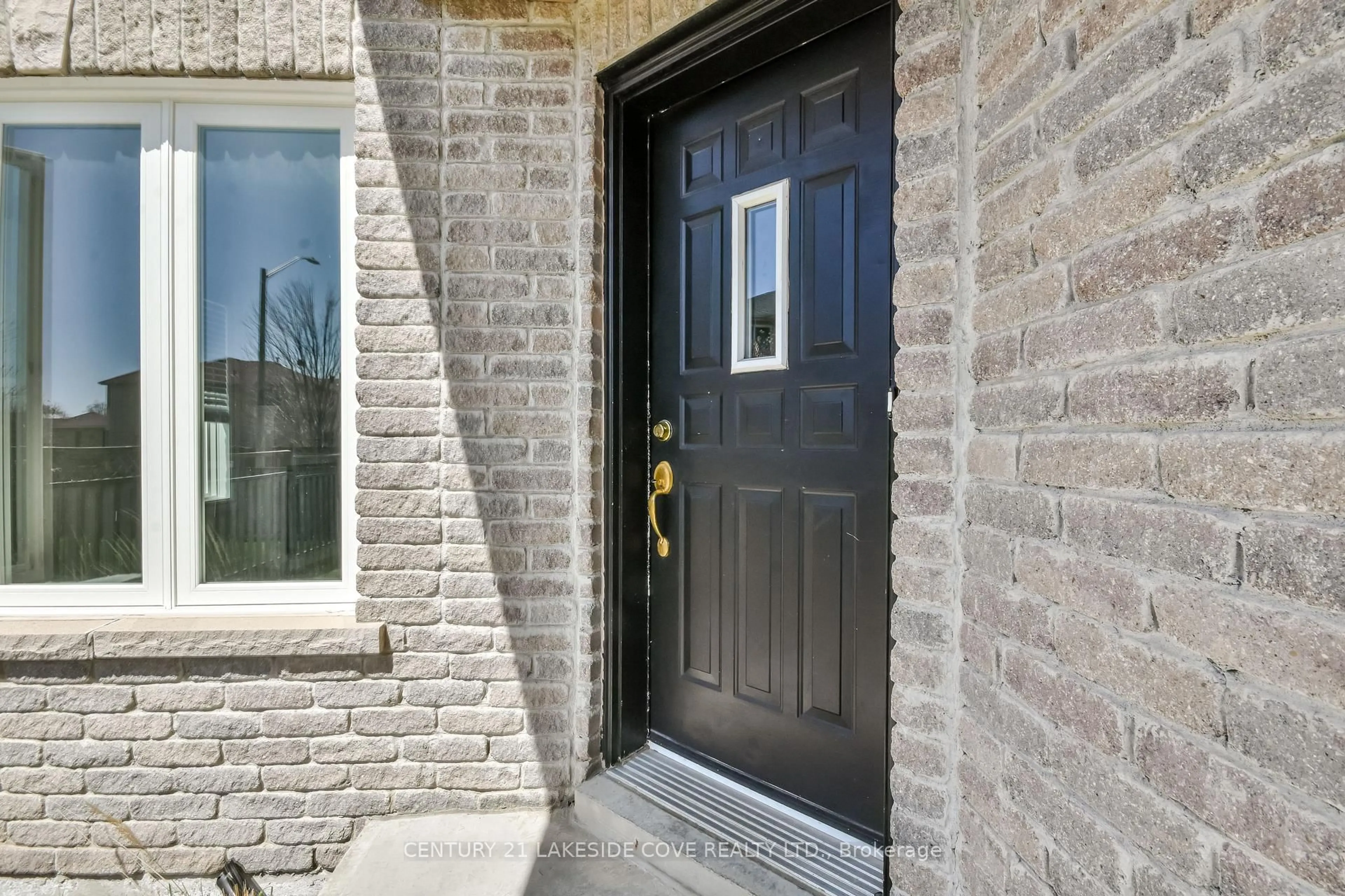 Indoor entryway for 151 Raymond Cres, Barrie Ontario L4N 0X7