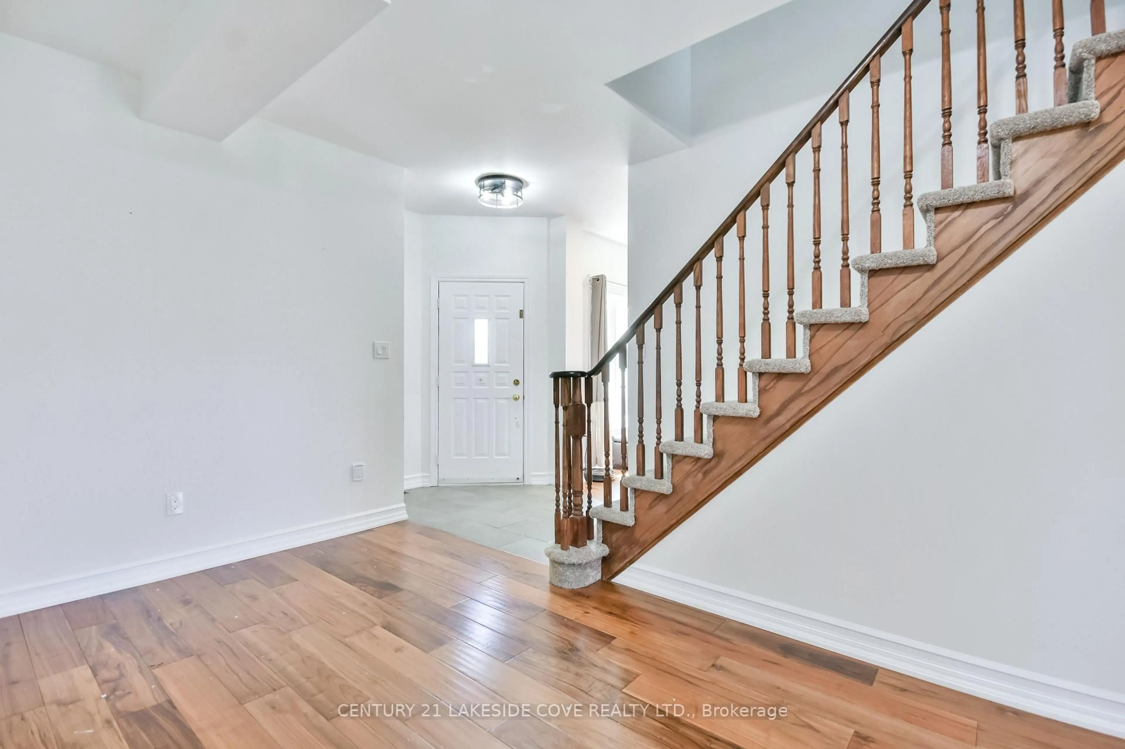 Indoor entryway for 151 Raymond Cres, Barrie Ontario L4N 0X7