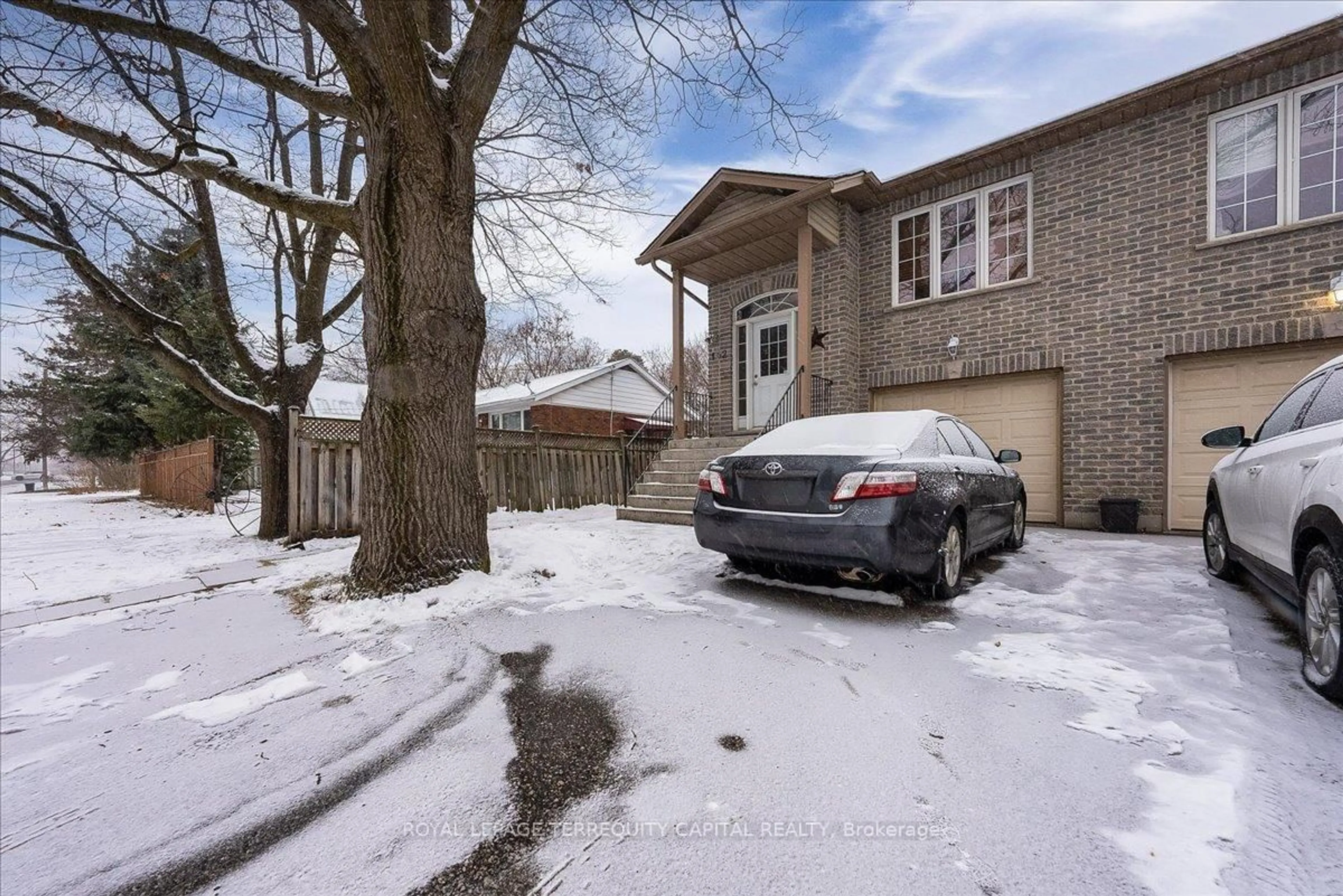 A pic from outside/outdoor area/front of a property/back of a property/a pic from drone, street for 102 Henry St, Barrie Ontario L4N 1C8