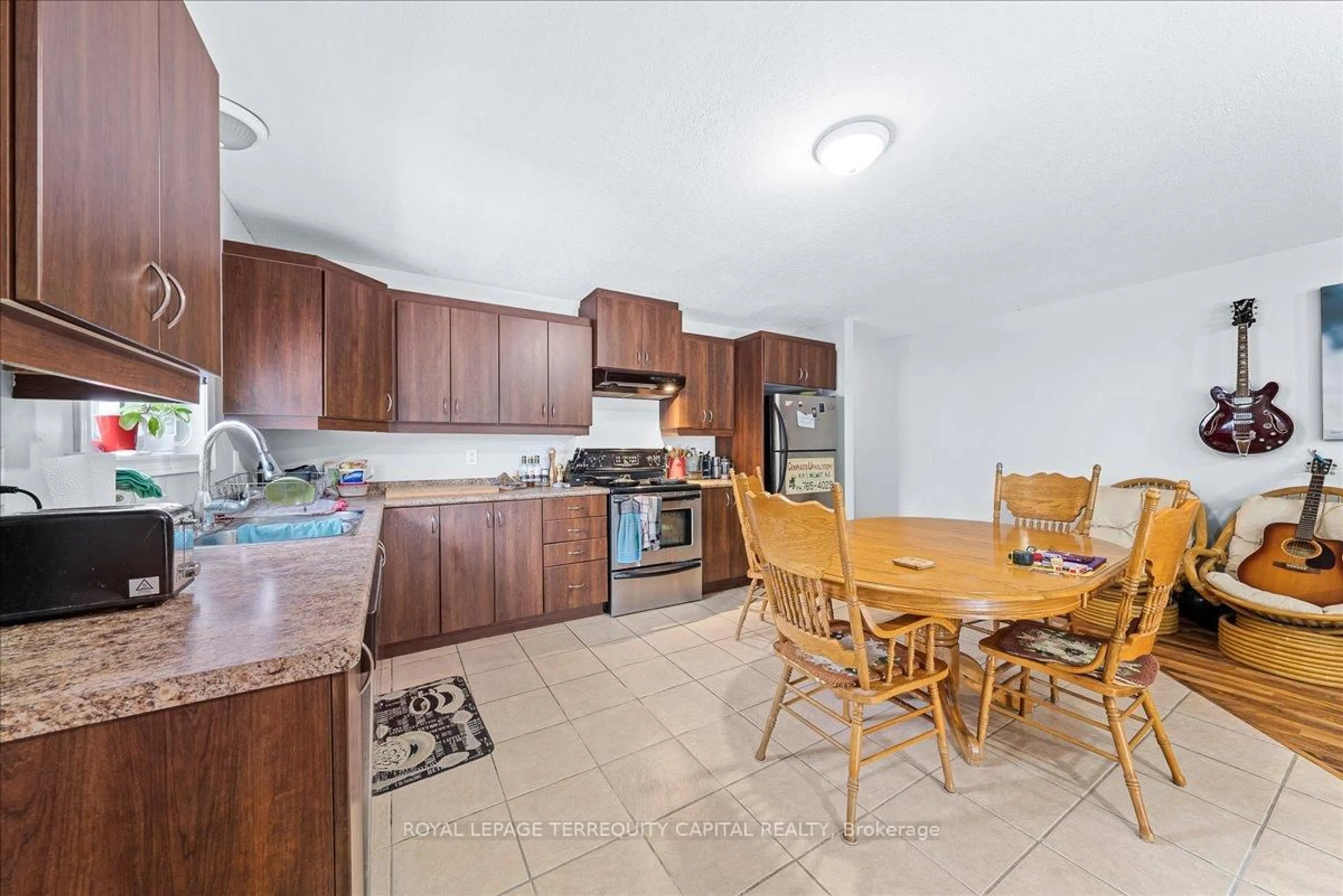 Standard kitchen, unknown for 102 Henry St, Barrie Ontario L4N 1C8
