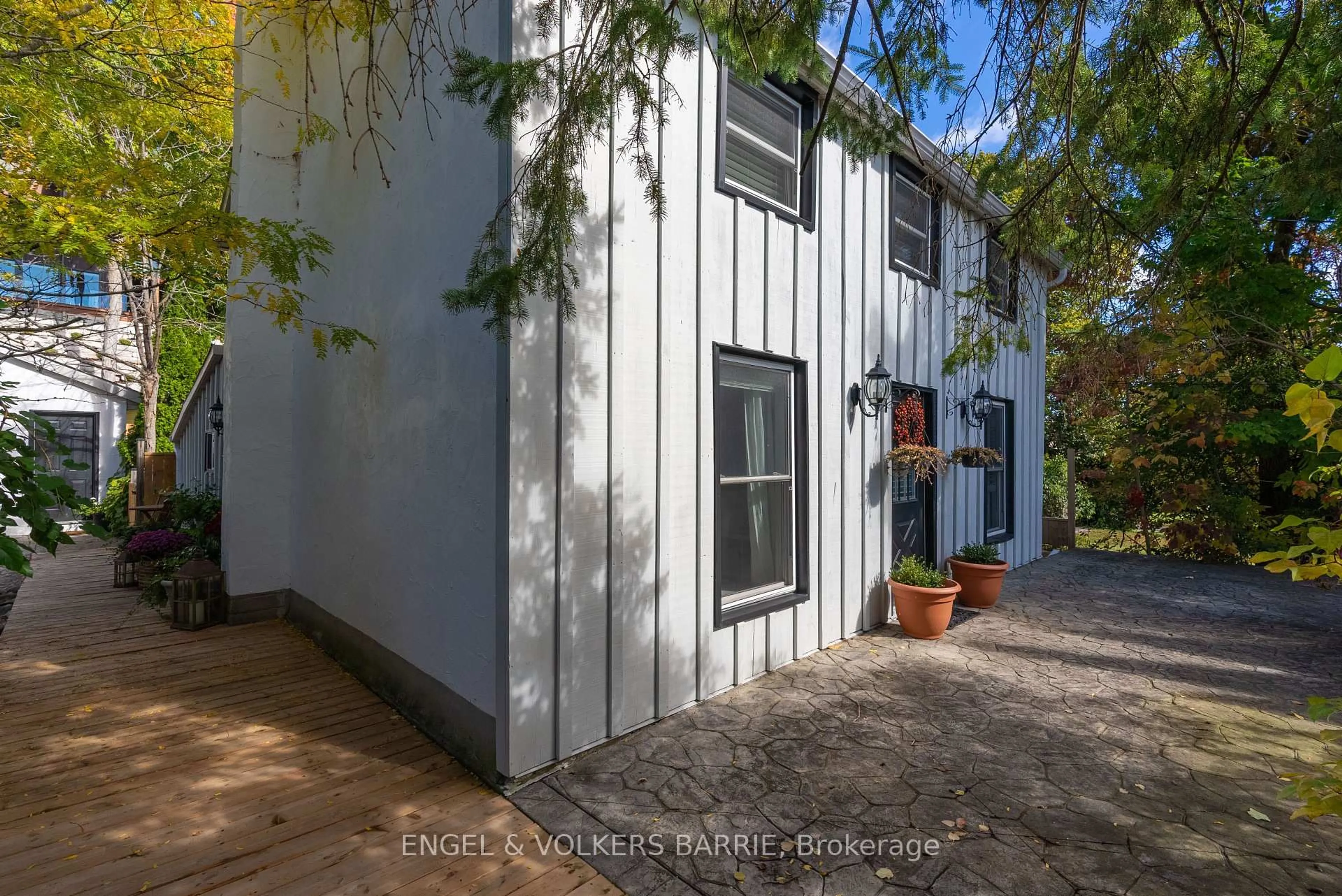 A pic from outside/outdoor area/front of a property/back of a property/a pic from drone, street for 190 SHANTY BAY Rd, Barrie Ontario L4M 1E4