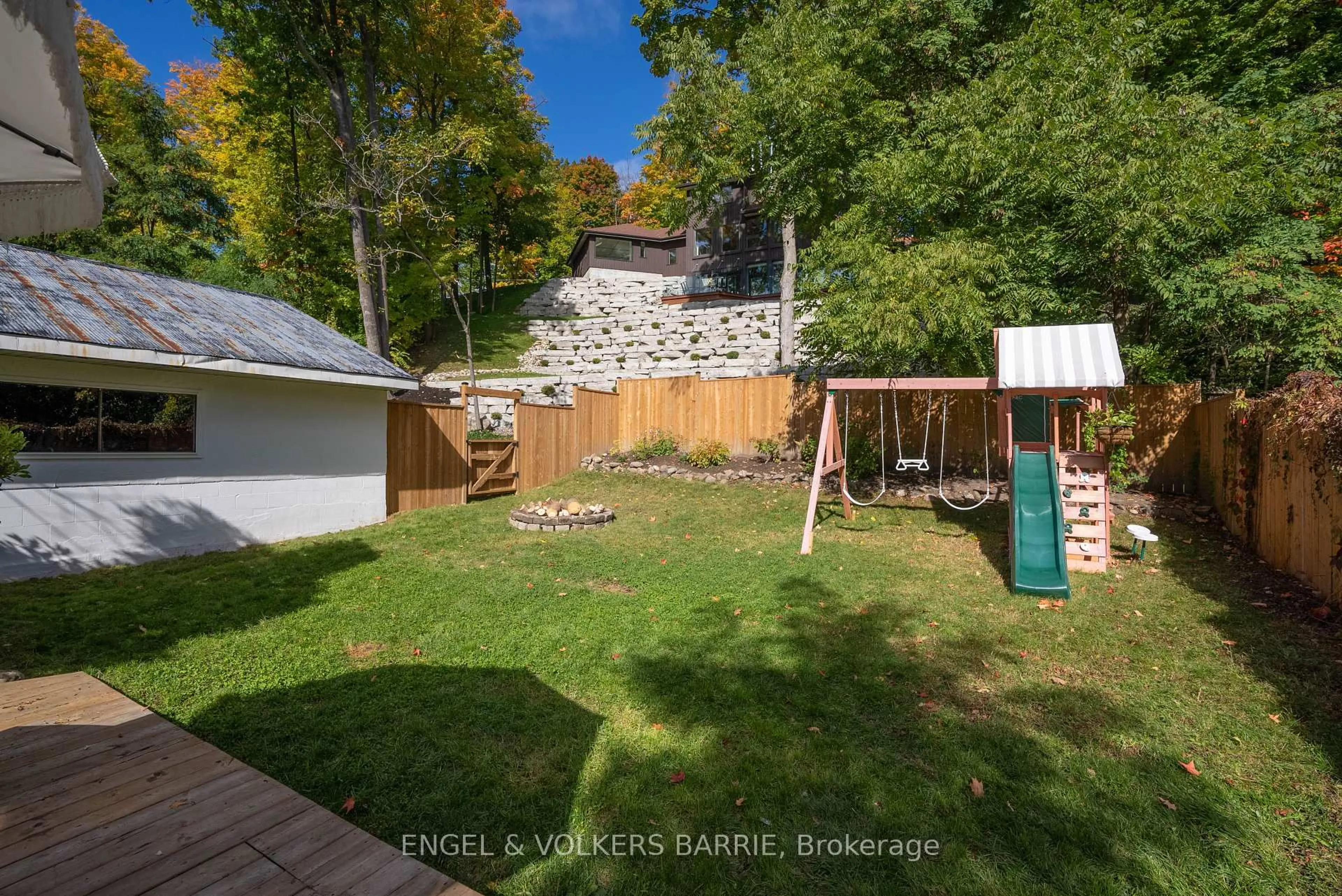 A pic from outside/outdoor area/front of a property/back of a property/a pic from drone, unknown for 190 SHANTY BAY Rd, Barrie Ontario L4M 1E4