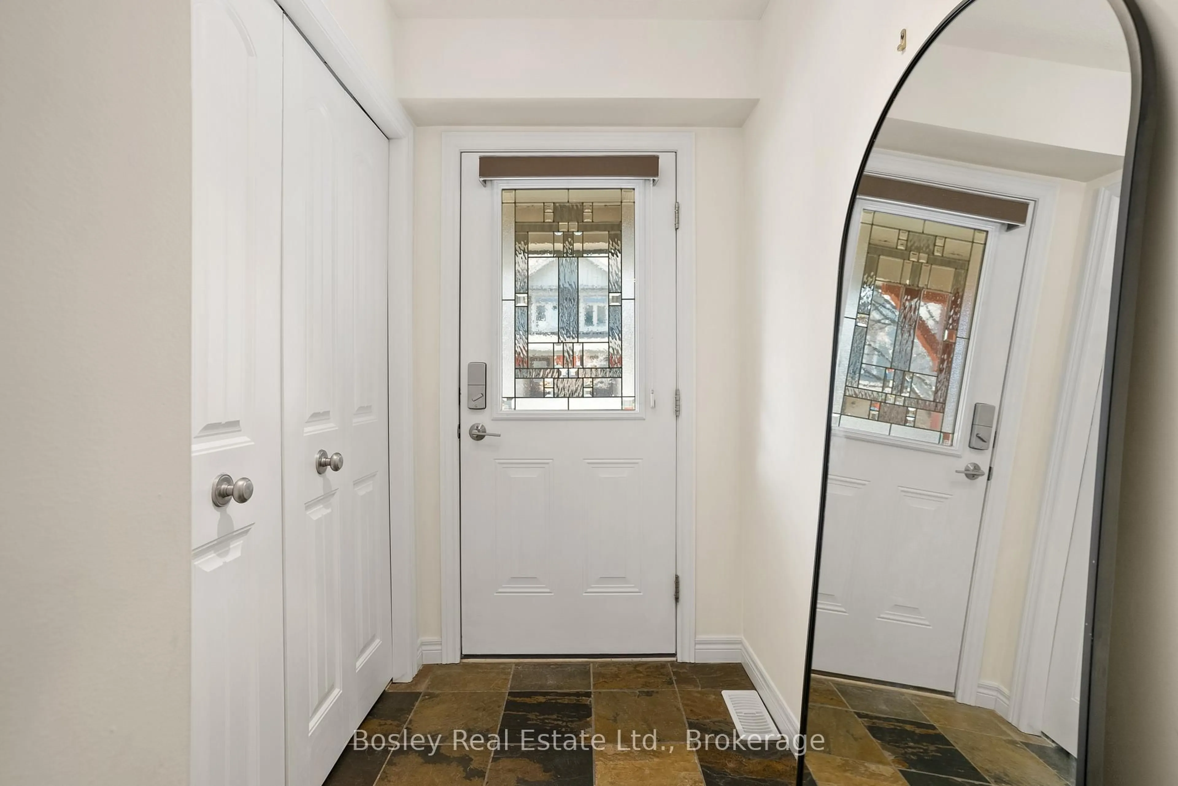 Indoor entryway for 41 SILVER GLEN Blvd, Collingwood Ontario L9Y 0G9