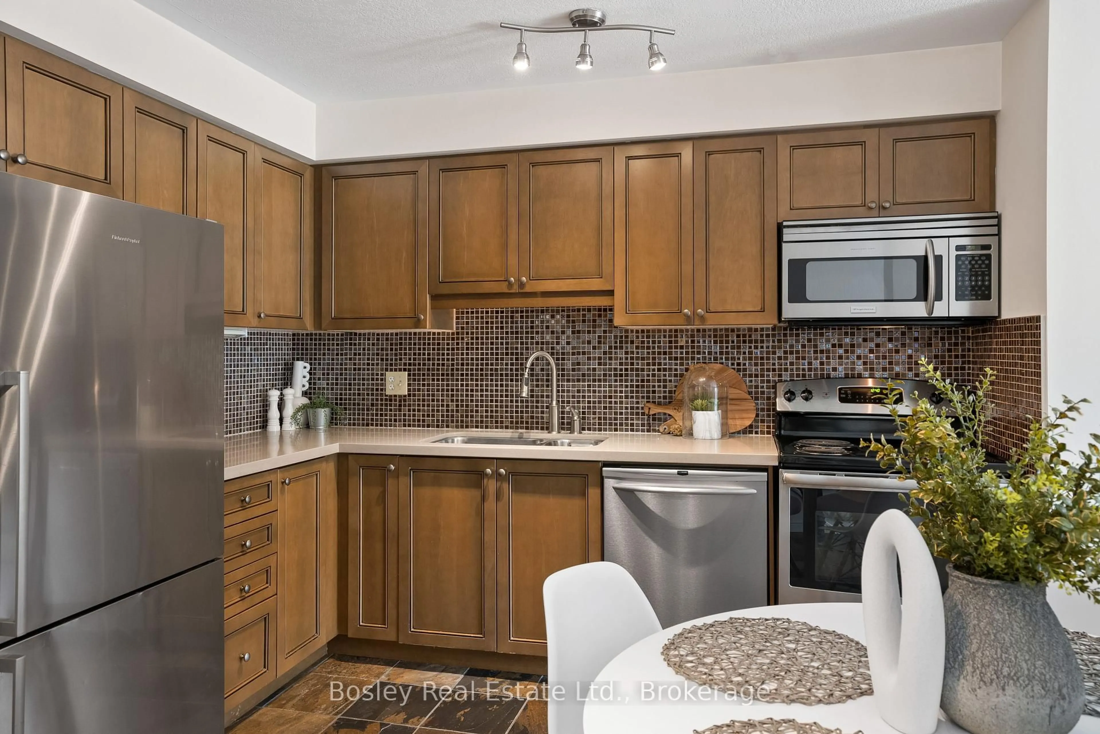 Standard kitchen, ceramic/tile floor for 41 SILVER GLEN Blvd, Collingwood Ontario L9Y 0G9