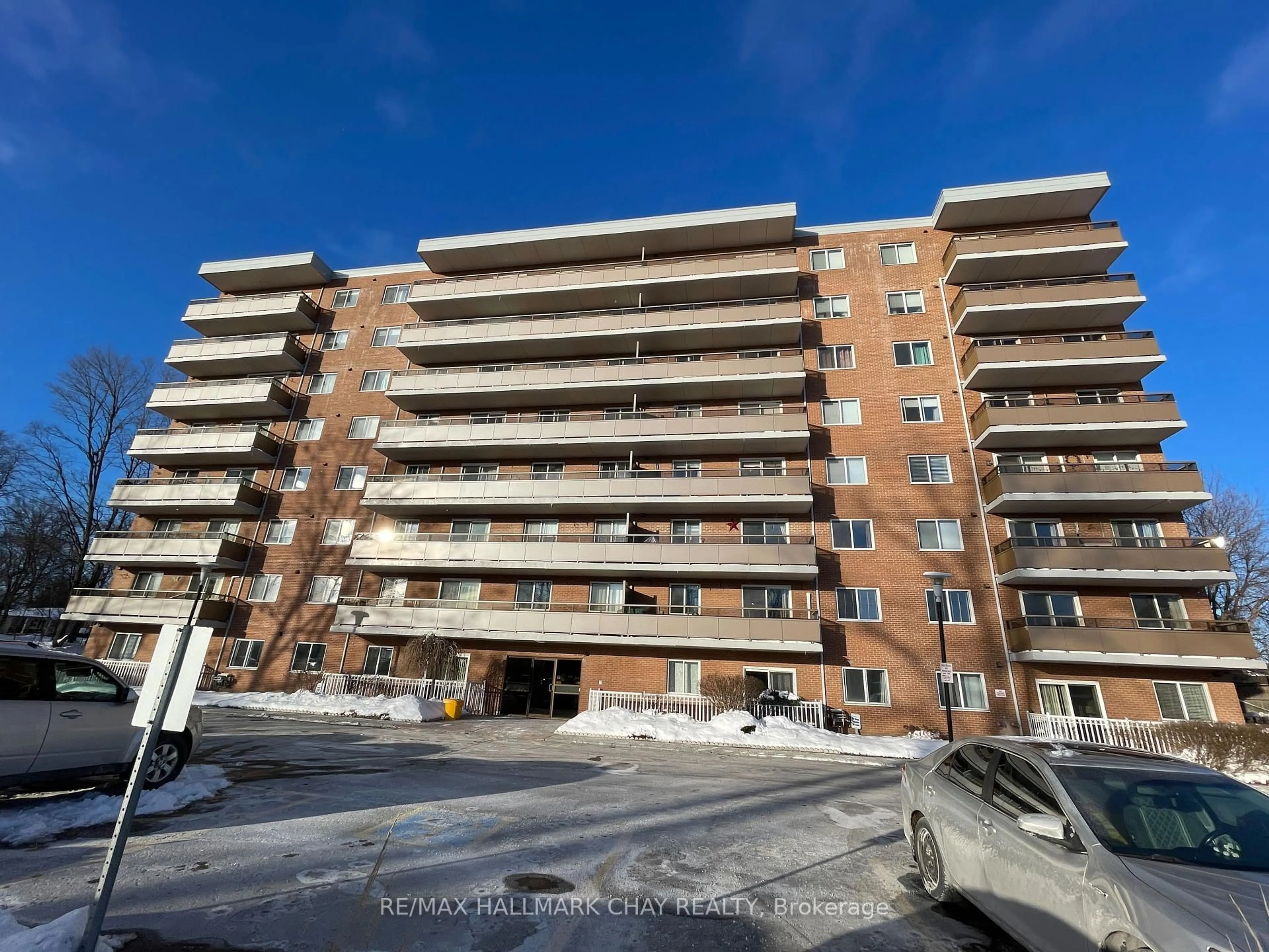 A pic from outside/outdoor area/front of a property/back of a property/a pic from drone, building for 414 Blake St #702, Barrie Ontario L4M 5J7