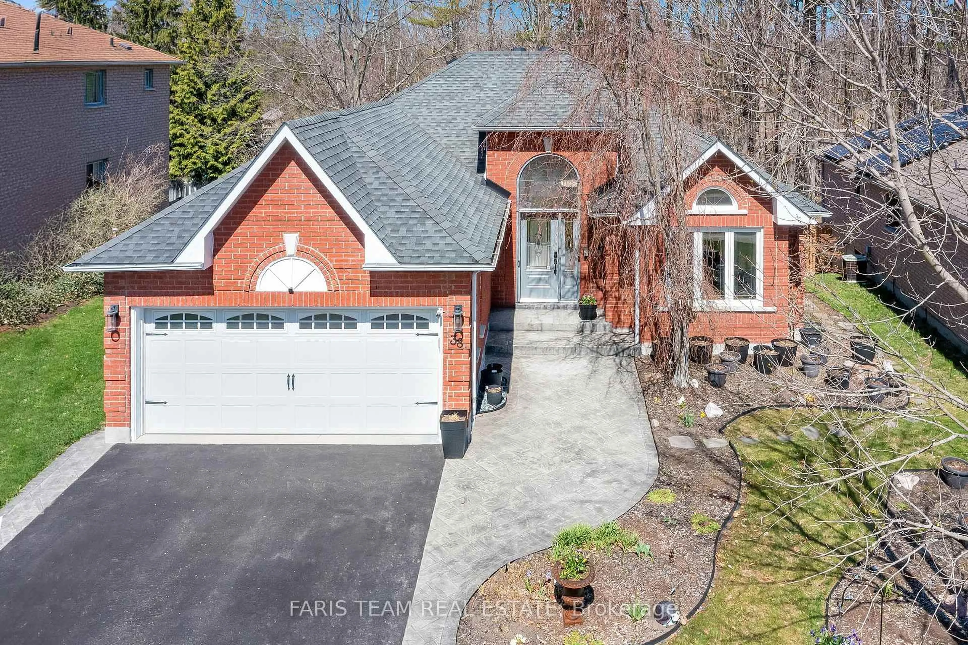 A pic from outside/outdoor area/front of a property/back of a property/a pic from drone, street for 38 Summerset Dr, Barrie Ontario L4N 9L7