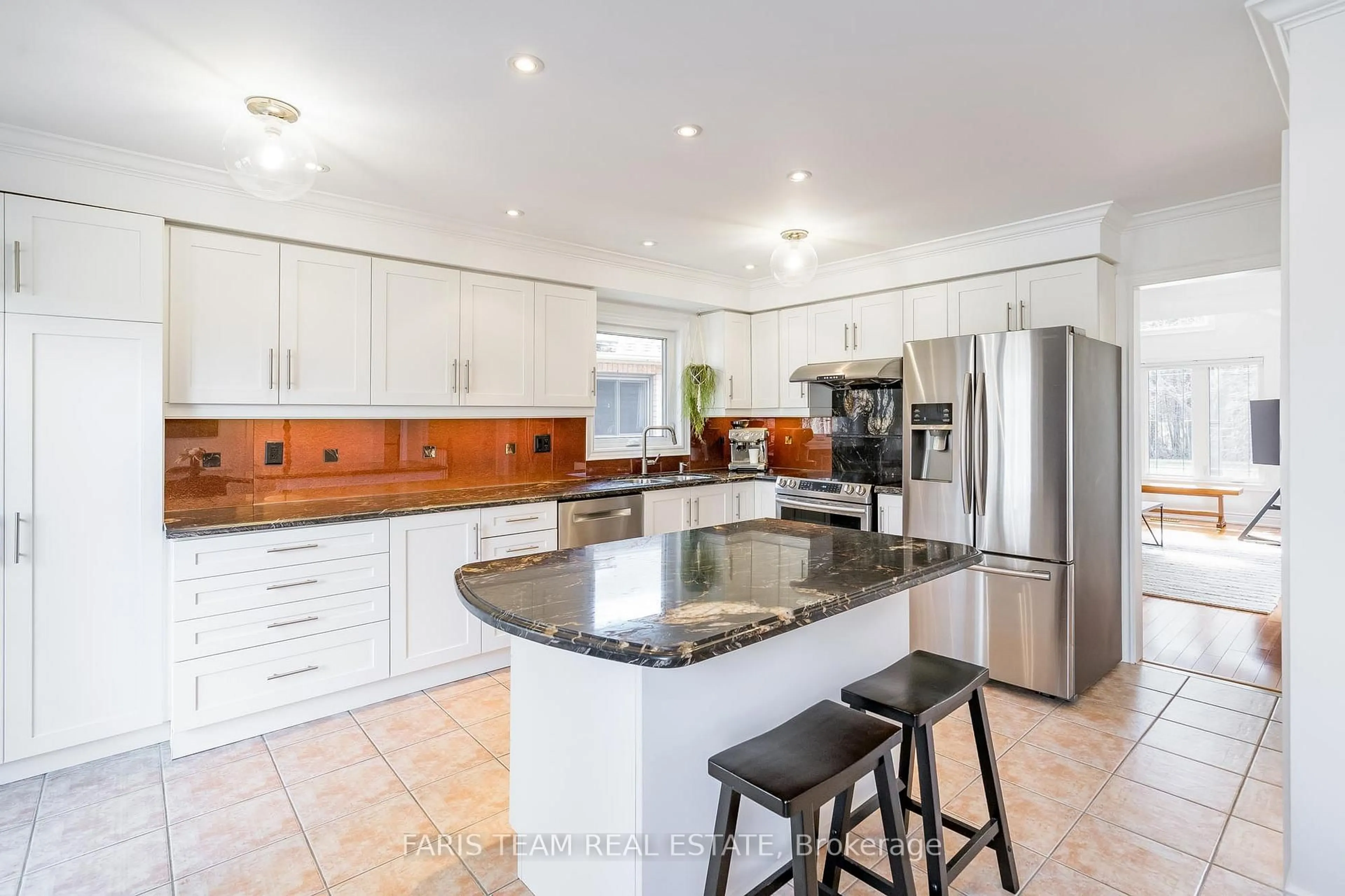 Open concept kitchen, ceramic/tile floor for 38 Summerset Dr, Barrie Ontario L4N 9L7