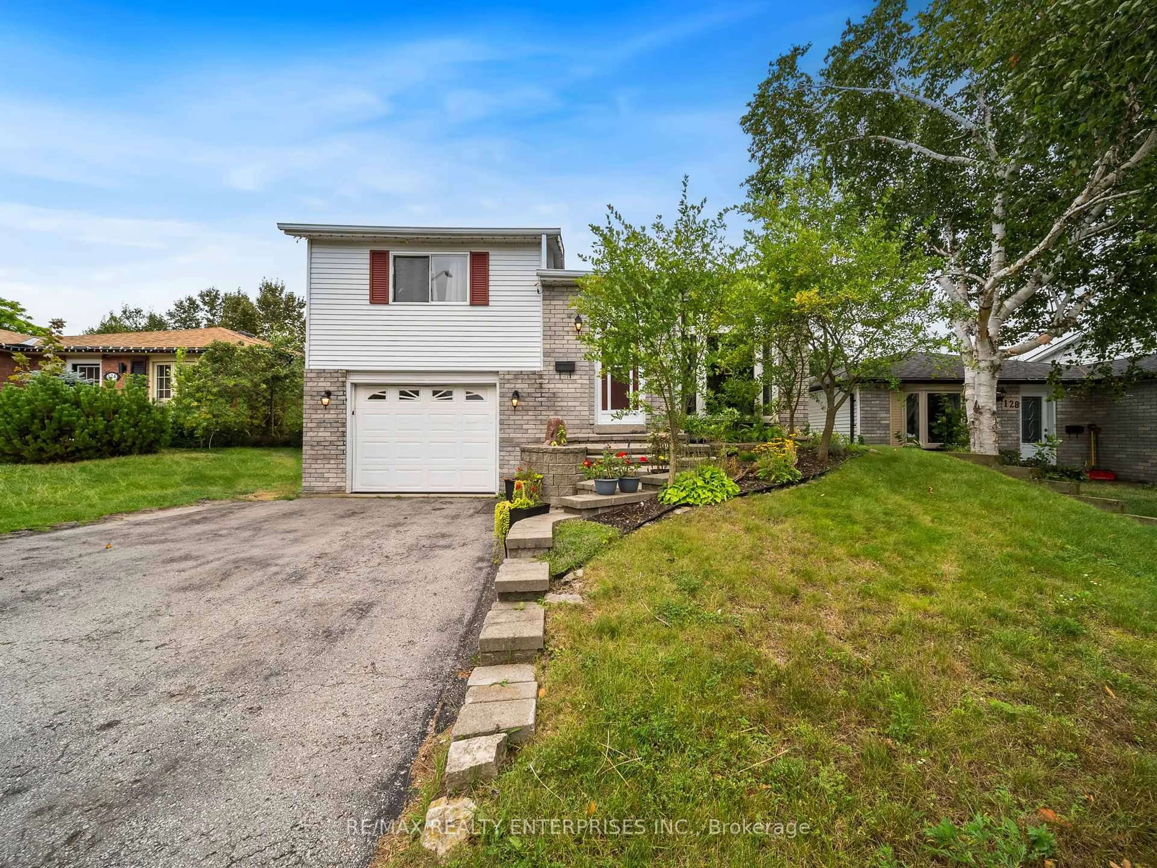 A pic from outside/outdoor area/front of a property/back of a property/a pic from drone, street for 126 Shakespeare Cres, Barrie Ontario L4N 6C4