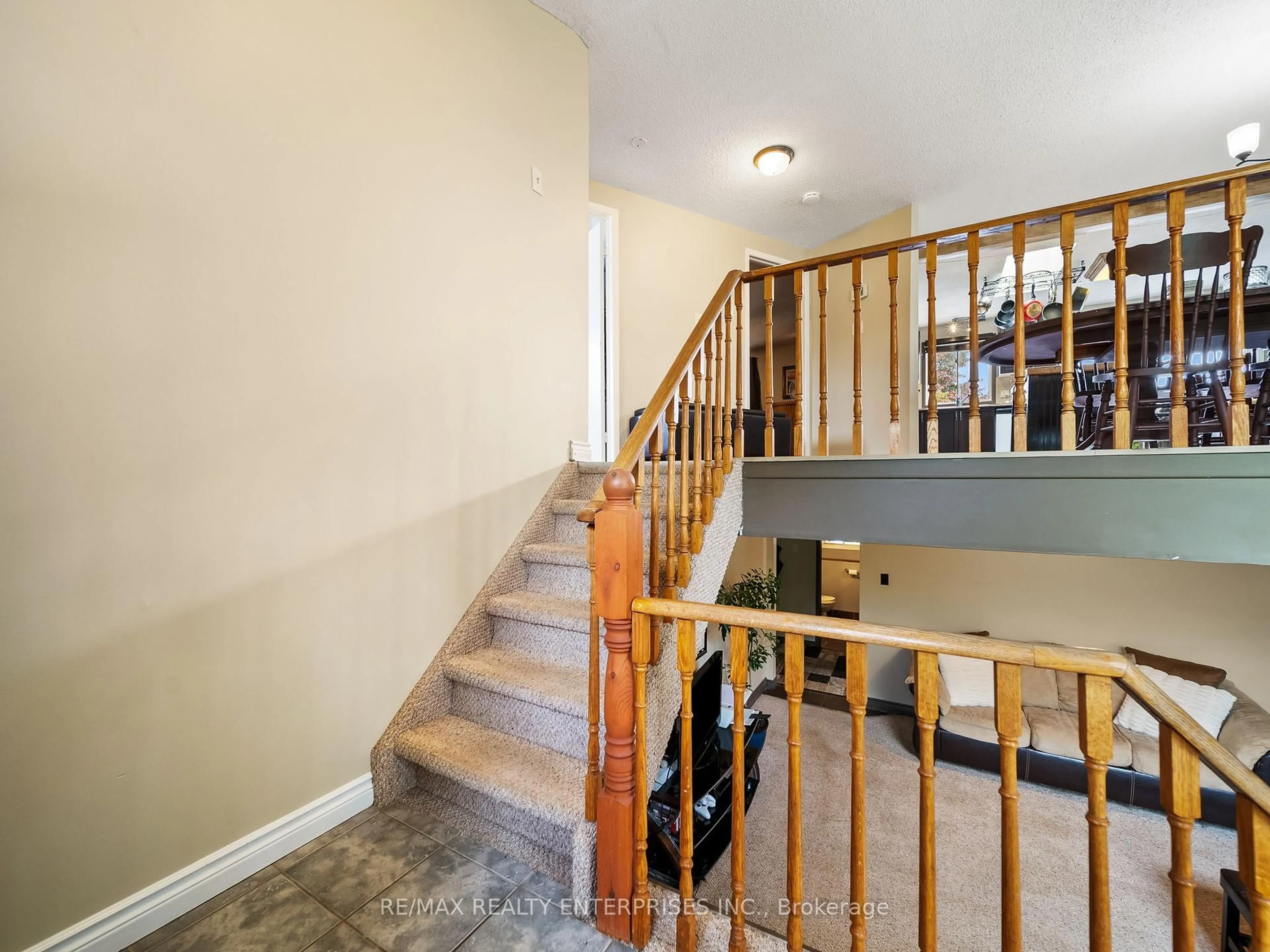 Indoor foyer for 126 Shakespeare Cres, Barrie Ontario L4N 6C4