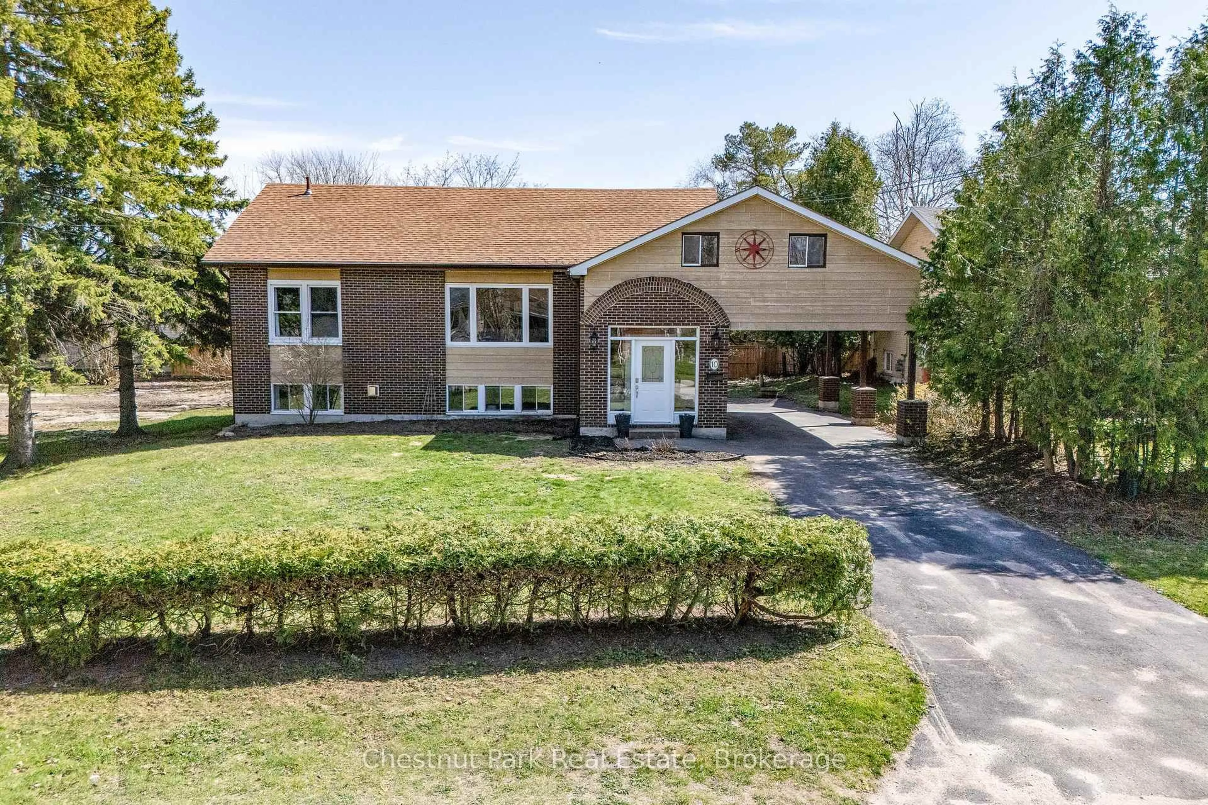 A pic from outside/outdoor area/front of a property/back of a property/a pic from drone, street for 10 Water St, Collingwood Ontario L9Y 4P1