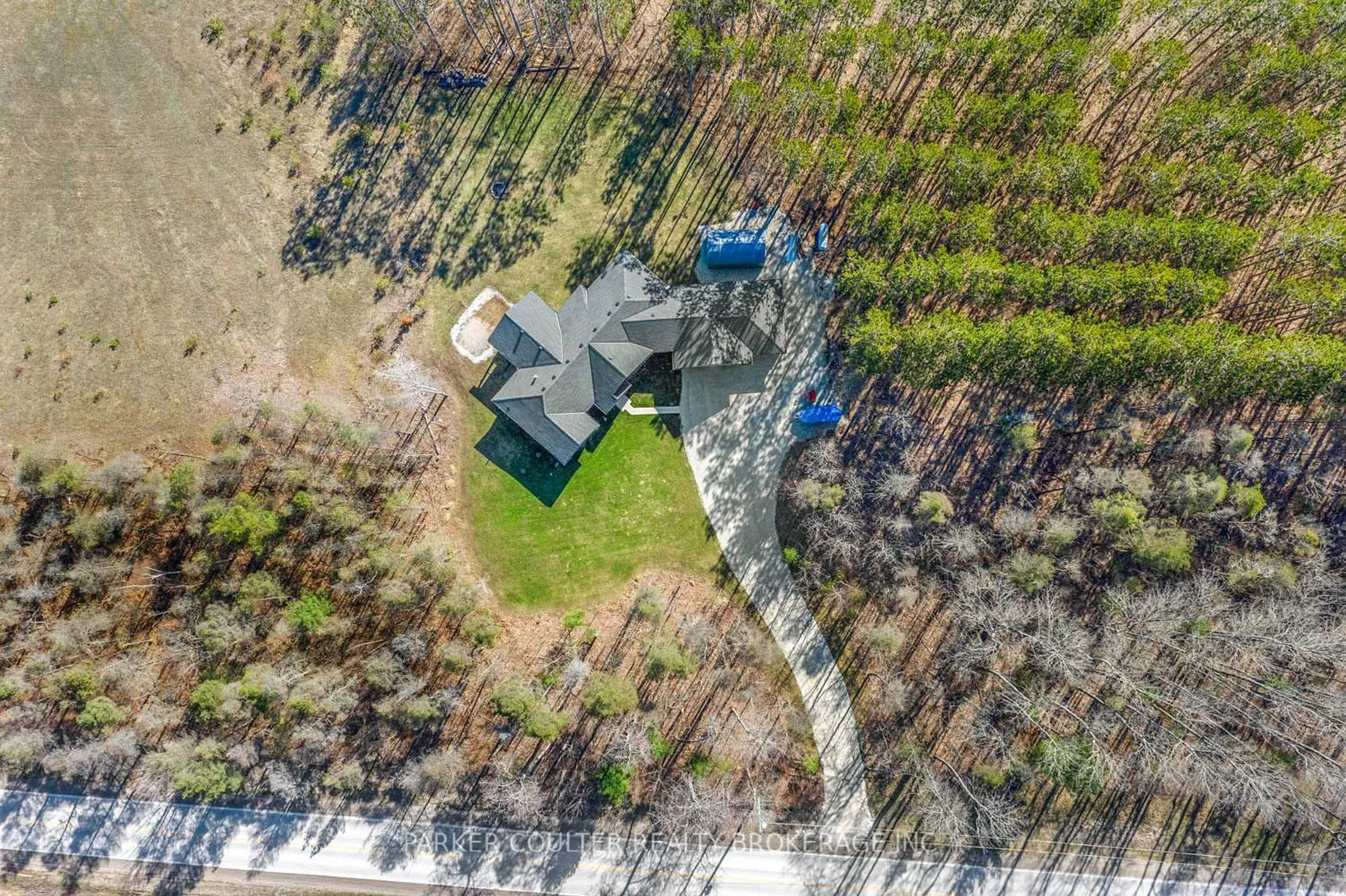 A pic from outside/outdoor area/front of a property/back of a property/a pic from drone, street for 3091 Centre Line Rd, Clearview Ontario L0M 1N0